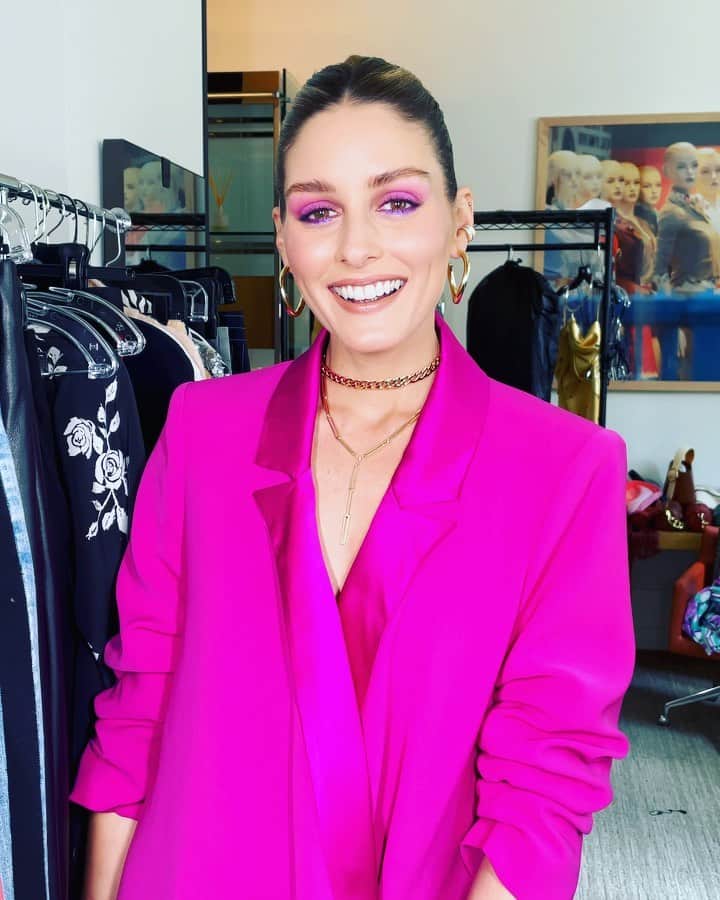 オリヴィア・パレルモのインスタグラム：「Happy Fashion Month!!! 💃🏼 Tune in right here at 5pm ET as I go LIVE to chat all things fashion, style, and @oliviapalermobeauty. Tap the calendar icon to set a reminder. Can’t wait to see you all! ⁣⁣ ⁣⁣ 💄: @danielmartin  💇🏼‍♀️: @themartyharper  👗: @cinqasept  💎: @jenniferzeunerjewelry  🪄: @_jzg」