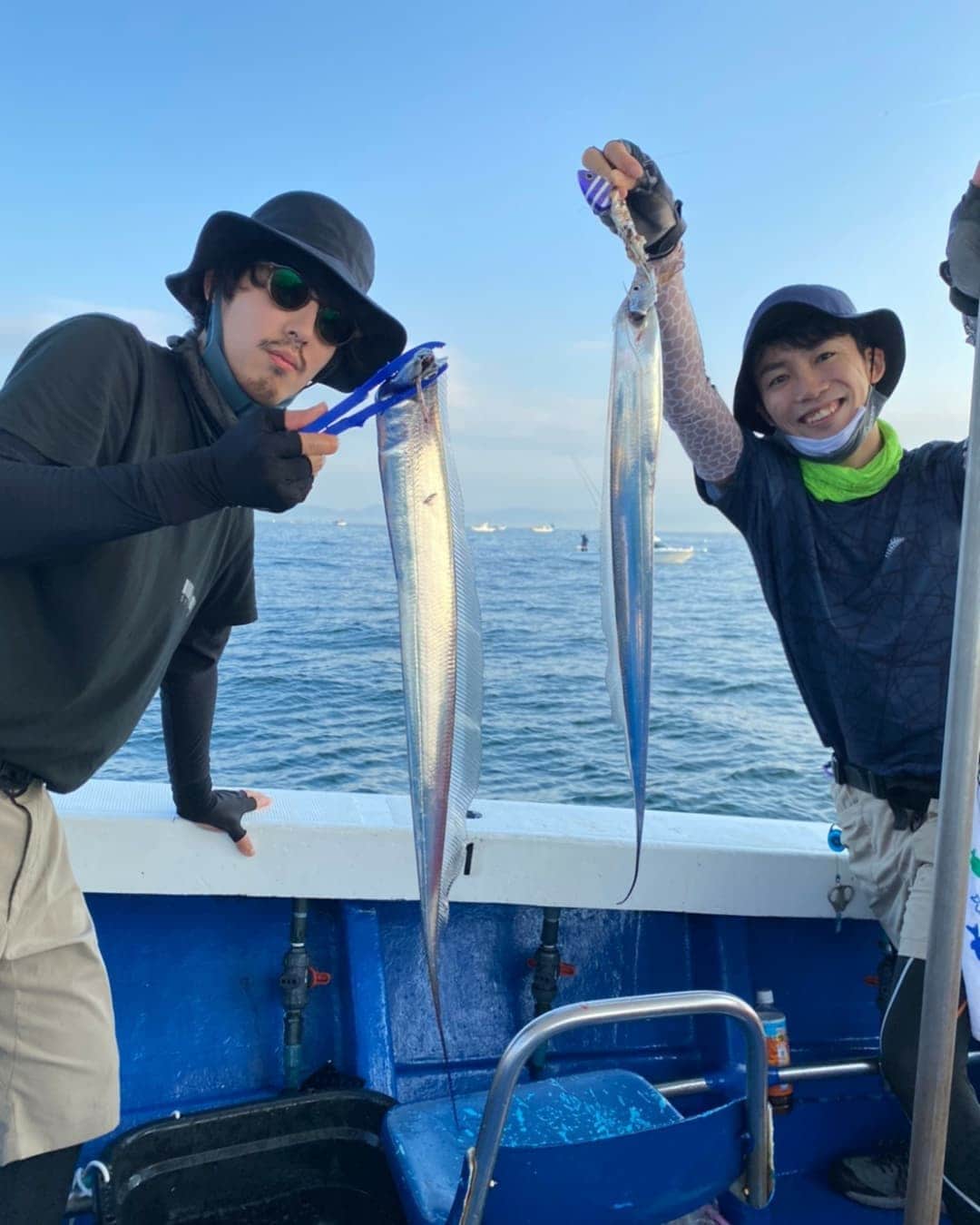 のインスタグラム：「涼しくなってきたので夏の思い出を。  さかなDJ川田くんと明石でタチウオテンヤ。掛けた瞬間の重さがたまらなく楽しい。それに明石のタチウオはめっちゃおいしい。この夏はあんまり魚が釣れてなかったので、久しぶりに良い釣りができて楽しかった。  川田くんの本「ツッコミたくなる おさかな図鑑」も大好評で重版決定したみたいなのでぜひチェックしてみてください。大人から子供まで楽しめる素敵な本です。  釣れなくなったタイミングでなんか聴いたことある曲やなって思ったら、船長による「追い風」サービス×2、照れた。」