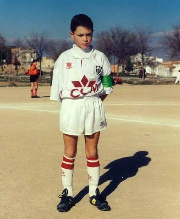 アンドレス・イニエスタさんのインスタグラム写真 - (アンドレス・イニエスタInstagram)「Quién le hubiese dicho a ese niño pequeño en ese campo de tierra lo que vendría después… Cree siempre en ti.   ♾  この土のグラウンドに立っていた少年は、これからどんな未来が待っているか知る由もなかったでしょう・・・どんな時も自分を信じよう。」9月9日 16時00分 - andresiniesta8