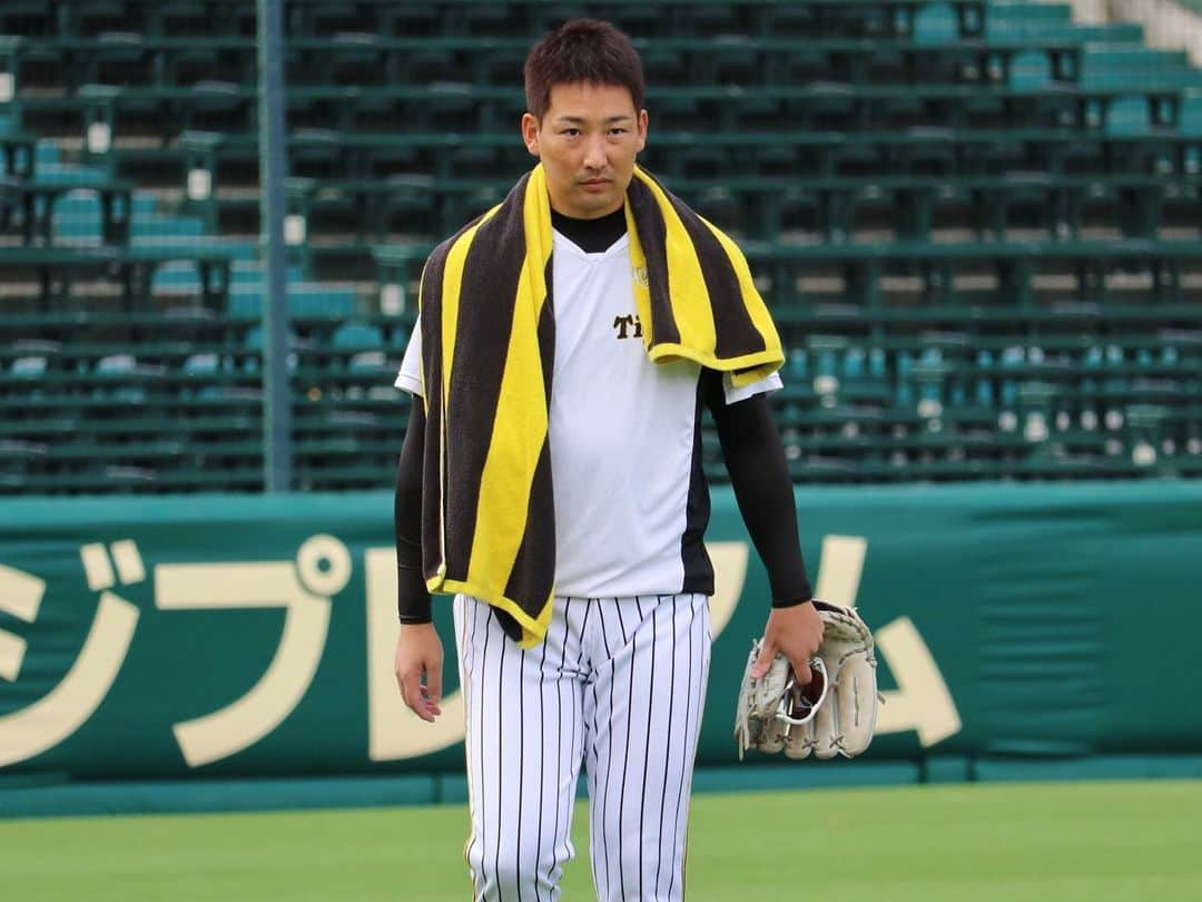 阪神タイガースさんのインスタグラム写真 - (阪神タイガースInstagram)「今日も甲子園でヤクルト戦‼︎ 試合前練習の様子です！  #近本光司 選手 #浜地真澄 選手 #島田海吏 選手 #岩崎優 選手 #中野拓夢 選手 #阪神タイガース #挑超頂」9月9日 16時48分 - hanshintigers_official