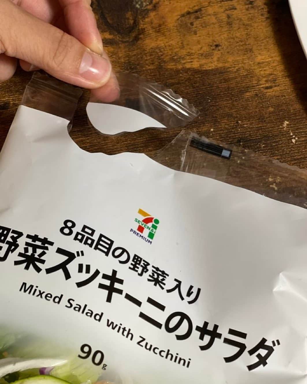 南瀬奈のインスタグラム：「#南さんには難しい #不器用 #開けられない」