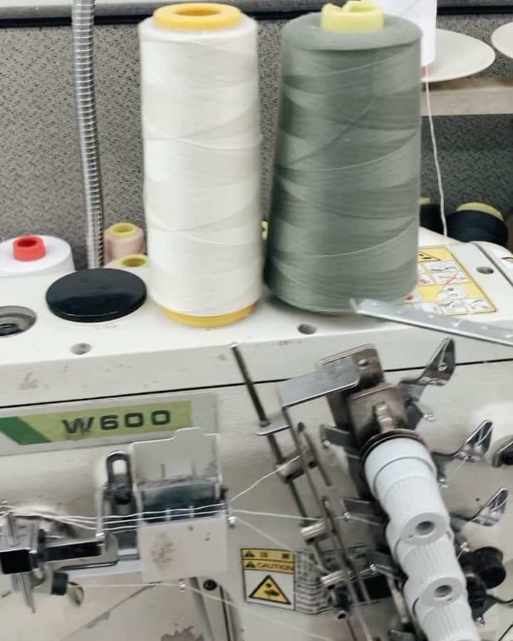 エルエーメイドのインスタグラム：「A close and personal view of the machine our team uses to piece together your favorite top/dress/bottoms ✨」
