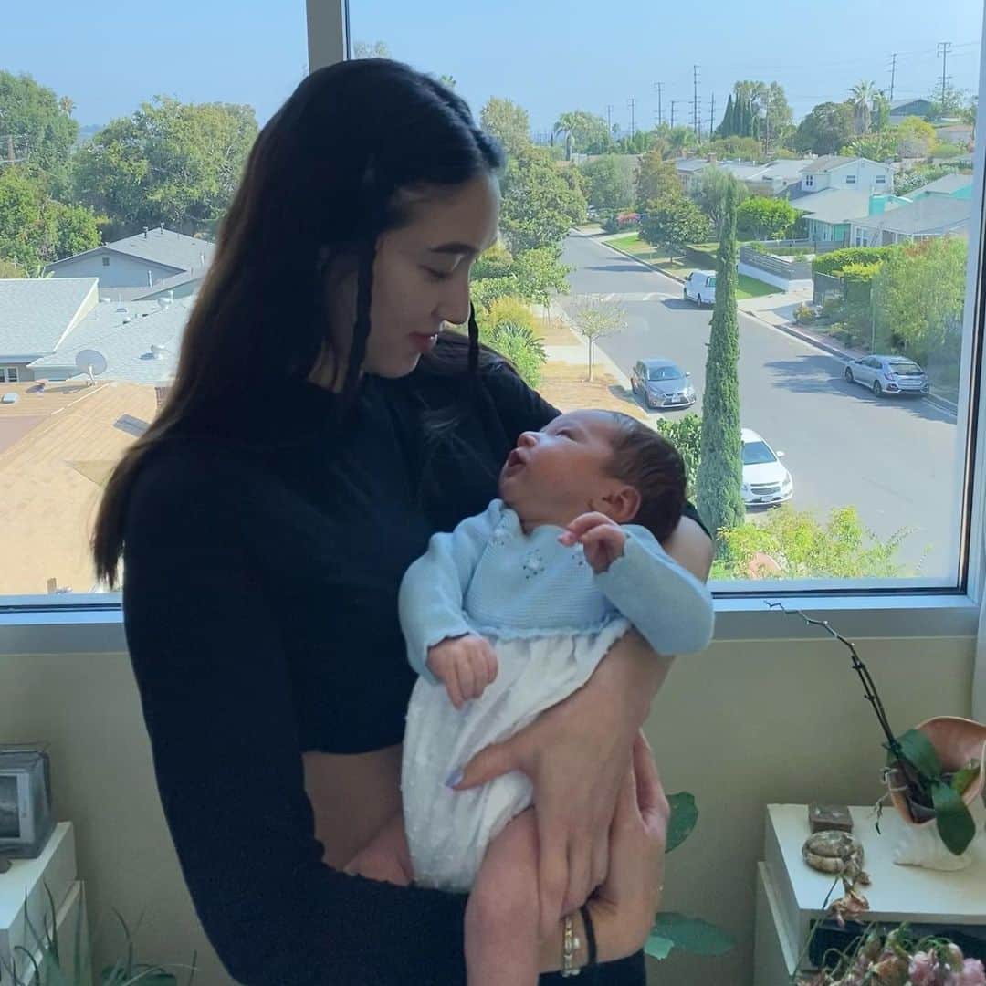 ジュリー・ロッシュのインスタグラム：「Younger boyfriend 💙 #newmom #boysmama」