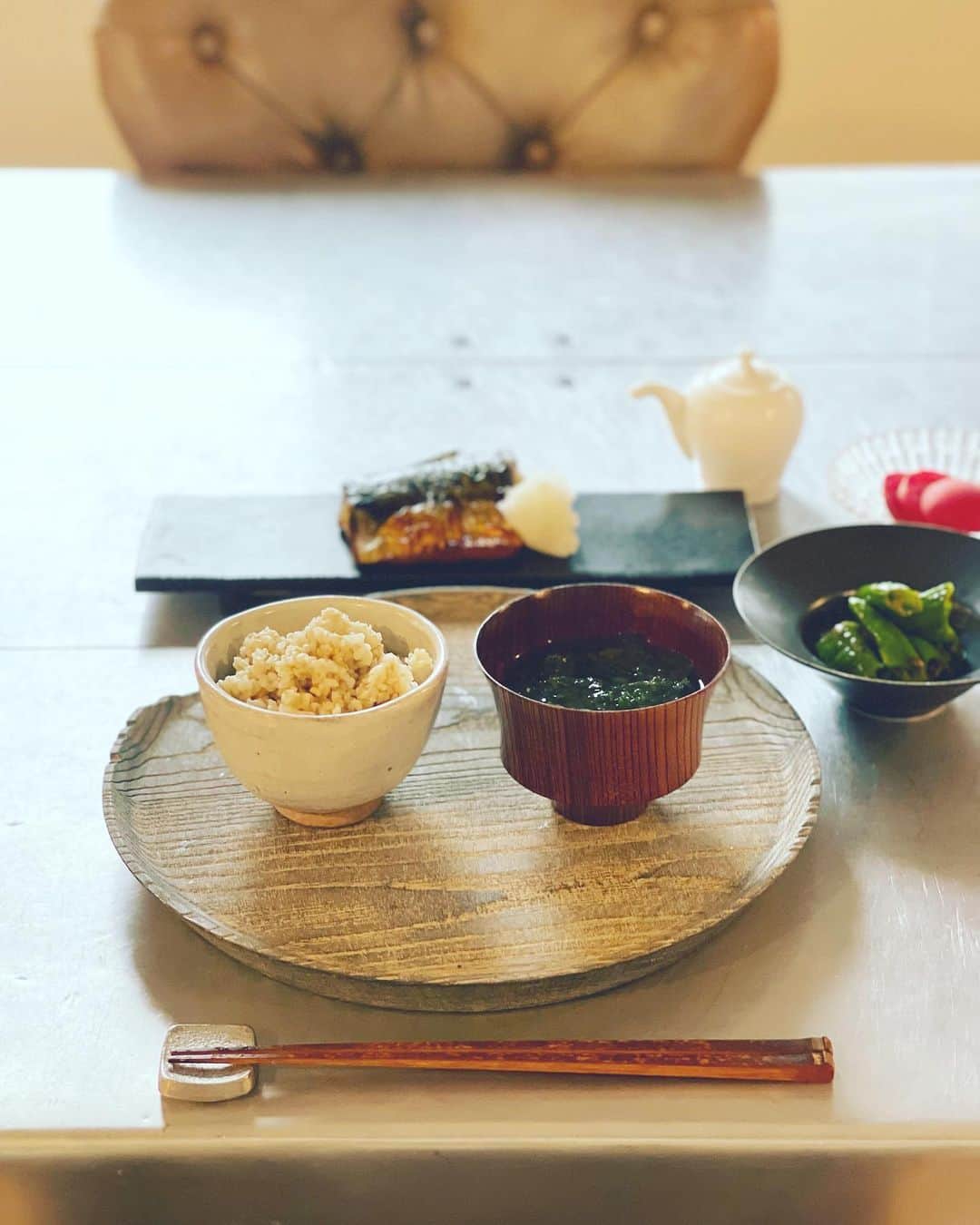 神崎恵さんのインスタグラム写真 - (神崎恵Instagram)「おはようございます。 実はわたし、早食いです。 子育て、仕事をしている中で、いつの間にか身についてしまった早食い。 いや、本当に早いんですよ、みんなびっくりするくらい。 なのですが、自慢できることではなく、 健康にも肌にも悪いこの早食いを改善すべく、 今朝も100回噛むことを意識しながら蒼の元米を楽しんでいます。 最近はだしプレッソで作ったスープもすきで。今夜も作ろ〜。 3枚目のたまごご飯は昨日のもの。　 4枚目は通っている @bhy_salon の臓活茶。 種類によって、朝飲んだり、夜飲んだりしています。 @tamalin727 さんに教えていただいたお米、美味しくて🤤 母にも送ろうと思います。 少し忙しくて体のメリハリがなくなり気味なので、しっかりご飯。 肉もあり、筋肉もある立体感のある健康な体を目指して。 新しいトレーニングもとてもよくて、今まで以上によく食べよく動いています🏋️‍♂️🤸‍♂️ 今日も長丁場。雨の1日、マイペースに☺️  #朝ごはん #蒼の元米 #滋養米 #臓活茶」9月9日 9時00分 - megumi_kanzaki