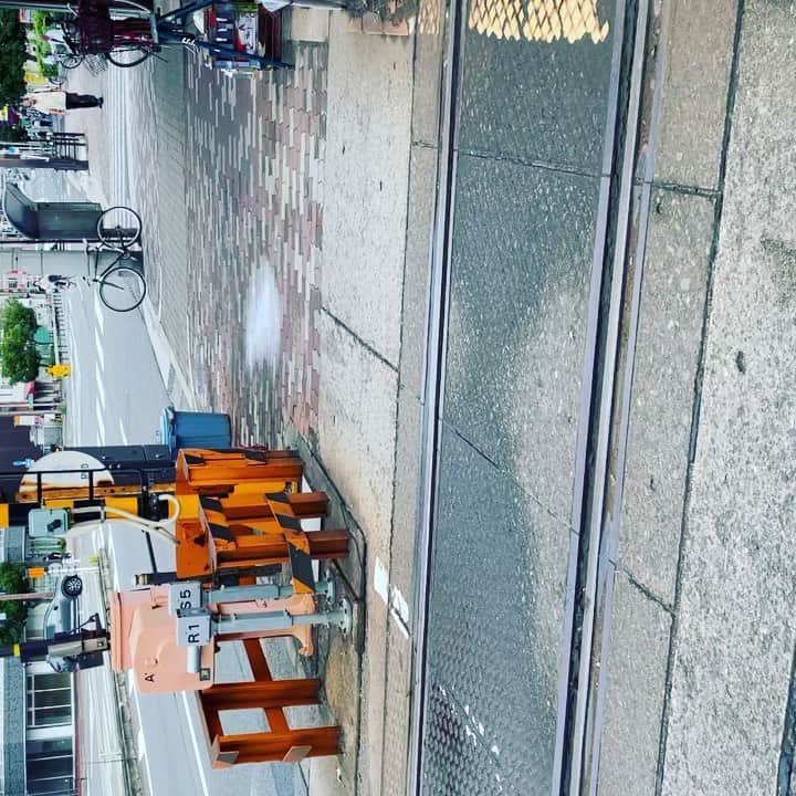 のインスタグラム：「こんな世の中やからこそ 駅をアートにしました  らくがきを消してアートに。  #西成WallArtNippon #やればできた #西成WAN #阪堺電車 #今船駅  #地元LOVE #焼肉一斗 の横 #アセラズクサラズアキラメズ  関係者やライターや手伝いしてくれた学生にもおおきに」