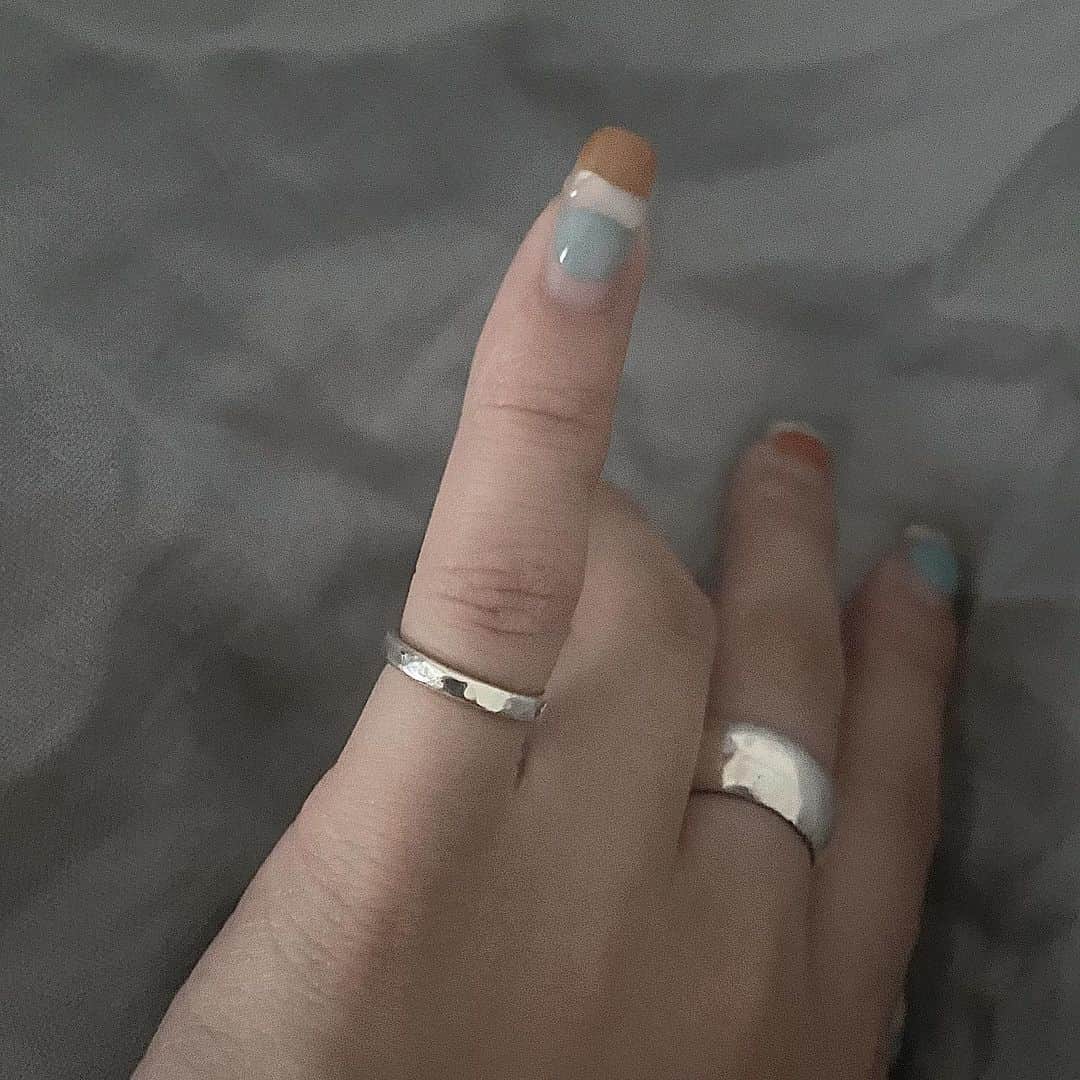 sarimaru(国木田さりまる)のインスタグラム：「ピンキーリング自分で叩いて作りました🌈 ぴったりサイズ嬉しいな、愛着」
