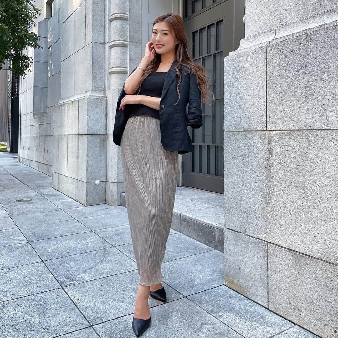 MIYABIのインスタグラム：「おはよう御座います🌞  ソロYouTubeのOL LOOKBOOKはもう見て頂けたでしょうか？🙃  何回でも見てくれたら、めちゃくちゃ喜びます🥺💕  まだリンク貼れないのでプロフィールのリンクからとんでみてください🙏💜  素敵な1日を😌💋  #cyberjapandancers #サイバージャパンダンサーズ #cjd_miyabi #ミヤビーム #ol #オフィスレディ #ミヤビコーデ」