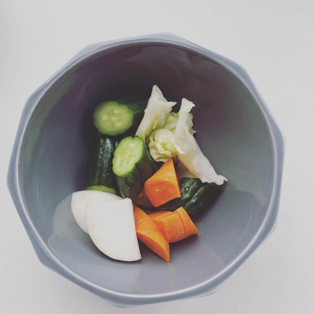 梅宮アンナさんのインスタグラム写真 - (梅宮アンナInstagram)「早速、、今朝  食べてみましたぁ〜  🥒🥕🥬👏👏👏  糠床を買ってきて、  ホーローに入れて✨  昨日夕方17時に糠に押し込んで😅  お漬物は、昔から大好きでしたが、  生まれて初めて自分で買って、  お野菜を漬けてみました👏👏👏👏  中々楽しい✨✨✨  #発酵食品 #家で漬物  #漬物ホーロー #野田琺瑯」9月9日 10時13分 - annaumemiya