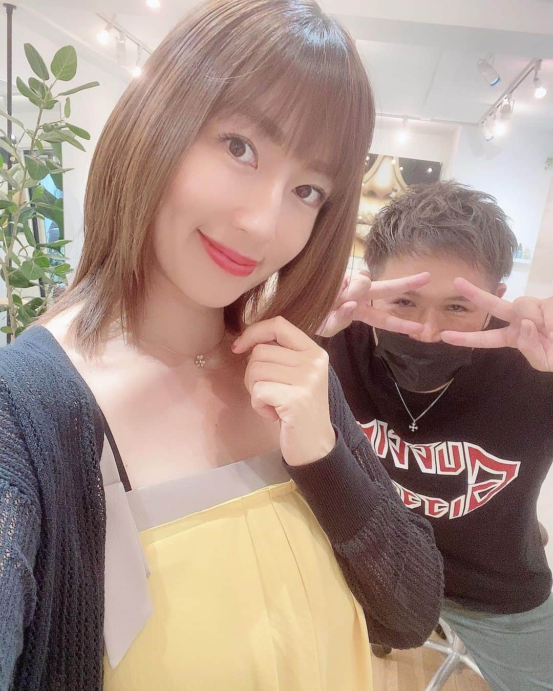 庄司ゆうこさんのインスタグラム写真 - (庄司ゆうこInstagram)「髪の毛サラサラ♫ @jir.nobujiro のぶさんにカットとストレートをお願いしたよ(^^) 美容院も移転して素敵な雰囲気でした❣️ お昼はみどりちゃんと鉄板焼きランチ✨ お肉ガッツリ食べてエネルギーチャージ‼️✨栄養と睡眠はどんなに忙しくてもしっかり摂るようにしています🤗 #サラサラヘアー#美容院#jir#南青山#ストレート#ストレートヘア#鉄板焼き#ランチ#六本木#リッツカールトン東京」9月9日 10時47分 - yuko.shoji