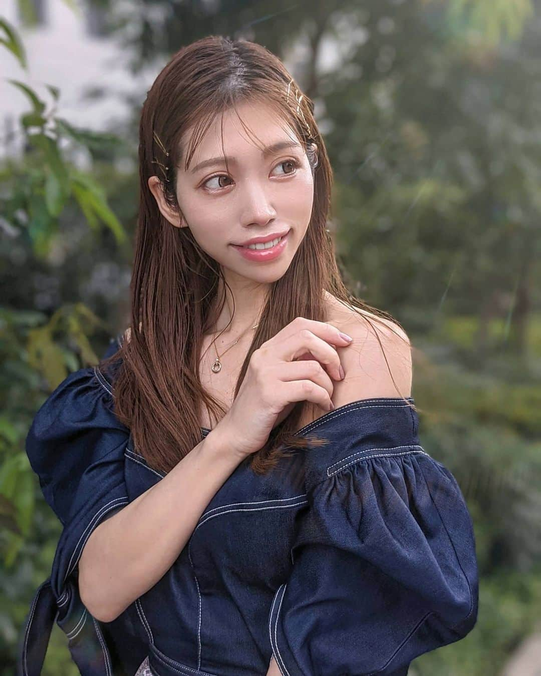 雨宮めるのインスタグラム：「. 前髪超薄く残してゴールドピン留め タイトなウェットヘアで秋っぽさ狙ってみた🍁  細束前髪＆アホ毛対策には @andhoney_japan マトメイクスティック使ったよ✨  甘い良い香りでヘアコロン替わりにも使える❤  悪いお天気続くけど、今日も頑張ってこー！  #andhoney #haircare #hairaccessories #hairstyle #hairarrange #ootd #ootdfashion #ootdshare #ヘアアレンジ #アンドハニー #マトメイクスティック #アホ毛対策 #シースルーバング #シースルー前髪 #秋っぽ #韓国っぽ #ゴールドピン #ゴールドピンアレンジ #ヘアコロン #ウェットヘア #秋服コーデ #秋ヘア #デニムセットアップ #デニムコーデ #太眉 #ナチュラルメイク #色白 #美白 #美活女子 #美意識向上」