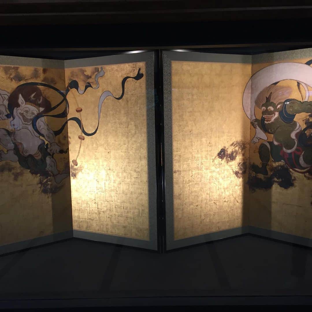 のインスタグラム：「京都にはこんな素晴らしい天井画や こんな素晴らしい屏風がある場所があるんです。 早く皆さんに京都へ来て頂きたい！  まだまだこんな時期なので難しいとは思いますが、、、  有難い事に僕はワクチン打たせてもらいましたが、 早く希望する方々にワクチンが行き届き、 安心して京都を満喫してもらえる日が1日でも早く来て欲しいものです！！  アメリカ住みます芸人 アヴリル・ラヴィーンより 間違えました。 京都府住みます芸人 タナからイケダ田邊より」