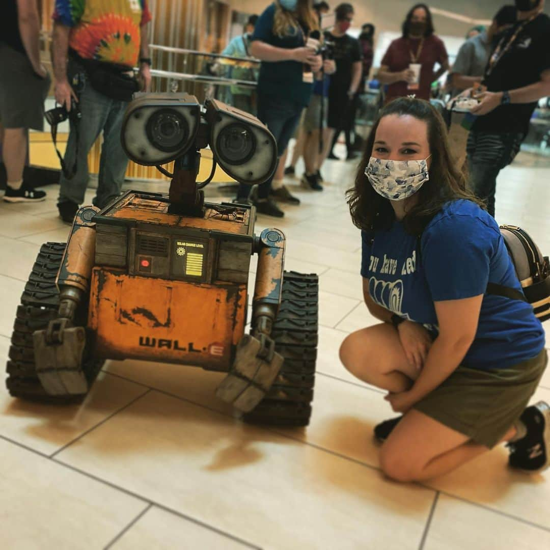 ケイ・パナベイカーのインスタグラム：「I got to experience DragonCon for the first time this year and had the most incredible time. I enjoyed walking around and seeing people celebrating the things they love. Nerds supporting nerds, I loved it so much.   I included pictures of some of the favorite cosplays and a picture of how my friend group spent much of the long weekend. They introduced me to #Wingspan a couple months ago and I’ve been obsessed ever since. All of the bird facts on the cards are the cherry on top. I’ve ordered the expansion packs and I’m curious to see if any of the birds I work with are included….  And the last picture is a personal favorite. The boy and I have recently made a concerted effort in expanding our collection of old video games. We went to 4 different stores on our 1-day drive to Atlanta for the con and this was our haul. Most games were less than $5. It was just a fun journey.   I know this kinda a long post, but I am just so appreciative of the people in my life. I never would have gone to #DragonCon without them and it was definitely a highlight for the year.」