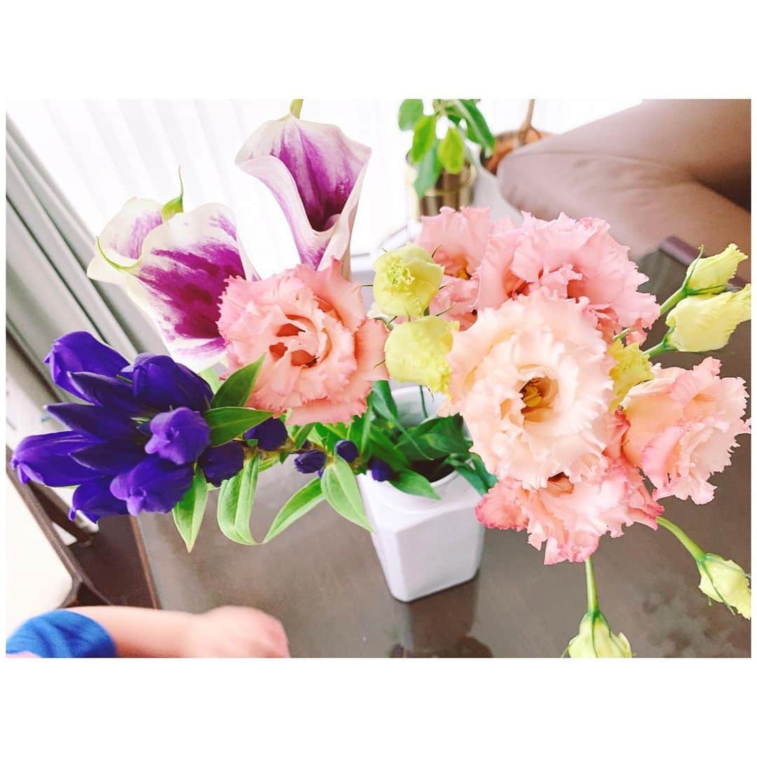 押切もえさんのインスタグラム写真 - (押切もえInstagram)「With his hand.  Calla lily,eustoma,gentian💐  季節の花、リンドウは息子の希望で。  すっかり秋ですね。  #涼しくなるとお花が長持ちするのが嬉しい #flowers  #family」9月9日 17時12分 - moe_oshikiri