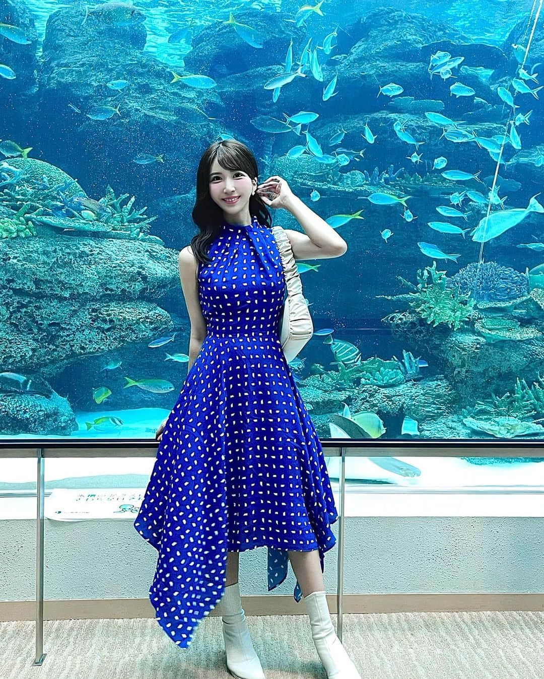 Manaさんのインスタグラム写真 - (ManaInstagram)「エイ君とにっこりツーショット💙💙 こんにちは😊 . 先日の水族館、続編です♪🐠.° (動画もあります💕) . . 全身コーデVer.ご紹介します！ . イレヘムデザインの裾が可愛すぎて 昨年から愛用中のワンピは🥰@sheller_official . バッグとブーツはともに @charleskeith_jp 新作です💠 . .  表紙はたまたま撮れた奇跡の一枚🥺✨✨ . 見れば見るほどにじわじわくる 癒しのエイ君でした♡ . . . . . . #portofnagoyapublicaquarium #aqarium #水族館 #名古屋港 #名古屋港水族館 #水族館好き #海好き #お魚 #海の生き物 #青の世界 #エイ #マンタ #ワンピースコーデ #ノースリーブ #ブルーコーデ #海コーデ #イルカショー #イワシのトルネード #夏の思い出 #夏の終わり」9月9日 12時06分 - mana.tcy