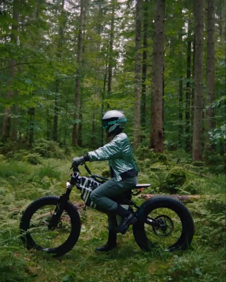 のインスタグラム：「BMW Motorrad の考える未来のモビリティは環境への配慮だけでなく、ライディングの楽しさや #駆けぬける歓び をライダーに提供します！🌱 #PluggedToLife   #MakeLifeARide #IAA21 #Emobility #UrbanMobility #BMWMotorrad」