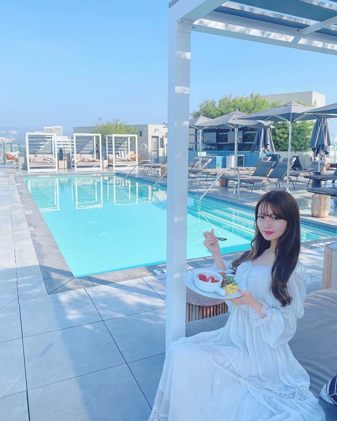 Isakoさんのインスタグラム写真 - (IsakoInstagram)「あさごはん💓🏖 　 Good morning☀️ 朝のスケジュールに余裕があった日💕 軽食をルーフトップに運んで、パジャマのまま、朝からプールサイドでまったりモーニング🍽 　 　 LAのお昼間の日差しはとても強くてお肌が焦げてしまいますが、朝の日差しはとっても心地よく気持ちが良いです💕 　 朝の時間を有効に使えると1日がとても充実しますよね🥰 　 　 Have a lovely day💕 　 　  　 #あさごはん#モーニングプレート#朝ごはん#あさごはんプレート#モーニング#朝食#プールサイド#ルーフトップ#パジャマ#ルームウェア#losangeleslife#losangelescalifornia#rooftoppool#breakfasttime」9月9日 12時00分 - ichaaako