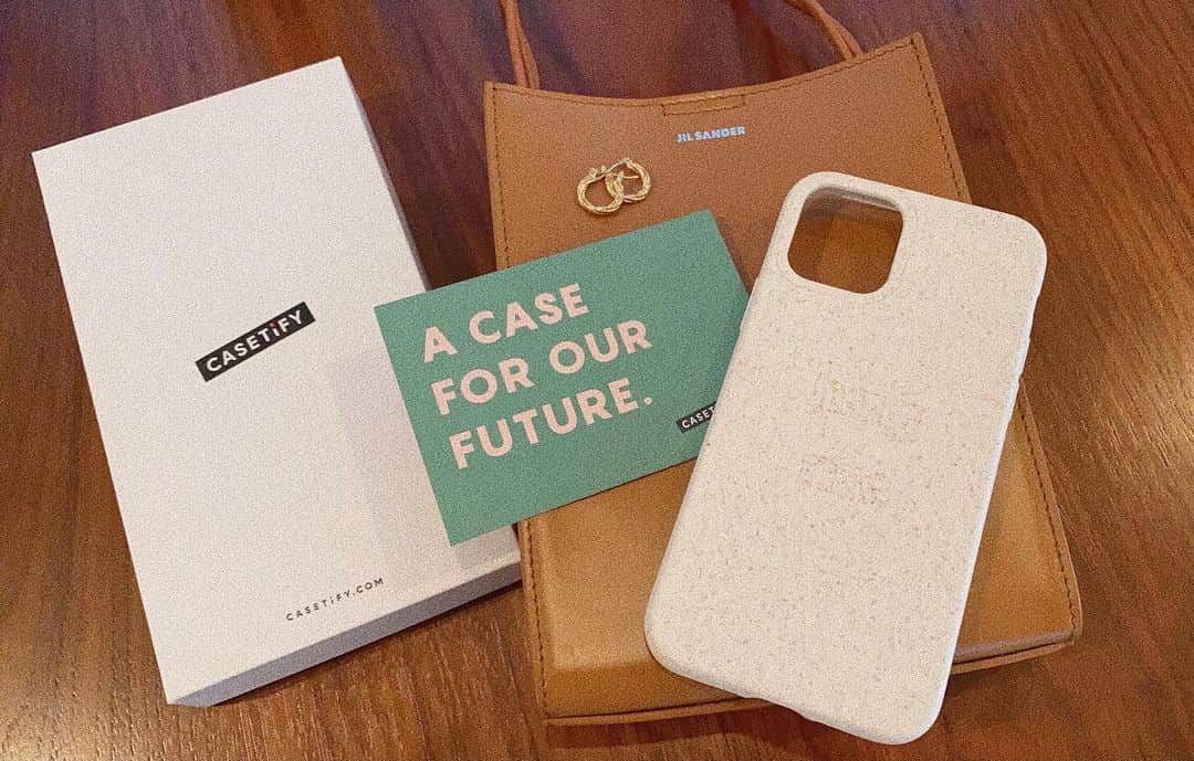 瀬戸サオリのインスタグラム：「Newなものたち🤎🕰🦦🍂 . 携帯ケースは 自然に優しいもの🤍  コンポスダブルケースで 地球に還ることができる 素敵なアイテム🤍 . 私はHug me の文字で オーダーしました💋  カラーはシナモン🥥 携帯ケースも衣替え🤍🤍  @CASETiFY @CASETiFY_jp  ＿＿＿＿＿＿＿＿＿＿＿＿ #コンポスタブルケース  #CASETiFY #ShowYourColors」
