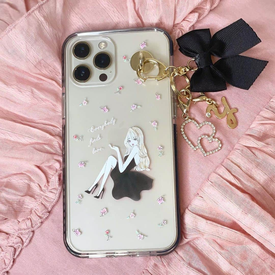 ゆうめろさんのインスタグラム写真 - (ゆうめろInstagram)「･ ･ 最近使ってるiPhoneケース🎀💭 @ciara_japan のだよ！ 女の子がリンゴを持ってるデザインが可愛い👧🏼🍎 そして、自分好みにチャームも付けられるの！ 私は、リボンとイニシャルとハートのチャームをつけてるよ🥰 他にもたくさんの種類があるのでチェックしてみて✨ ･  #iphoneケース  #スマホケース」9月9日 12時22分 - yk.o0