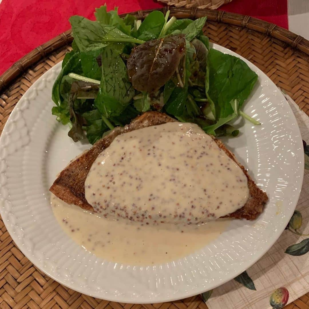 夏木マリさんのインスタグラム写真 - (夏木マリInstagram)「#おうちご飯 #lunch #meunière #お昼にたくさん食べる  #3：5：2  今日はお魚🍴  ソースは、 マスタードとマヨネーズと 生クリームで.......」9月9日 14時15分 - mari_natsuki