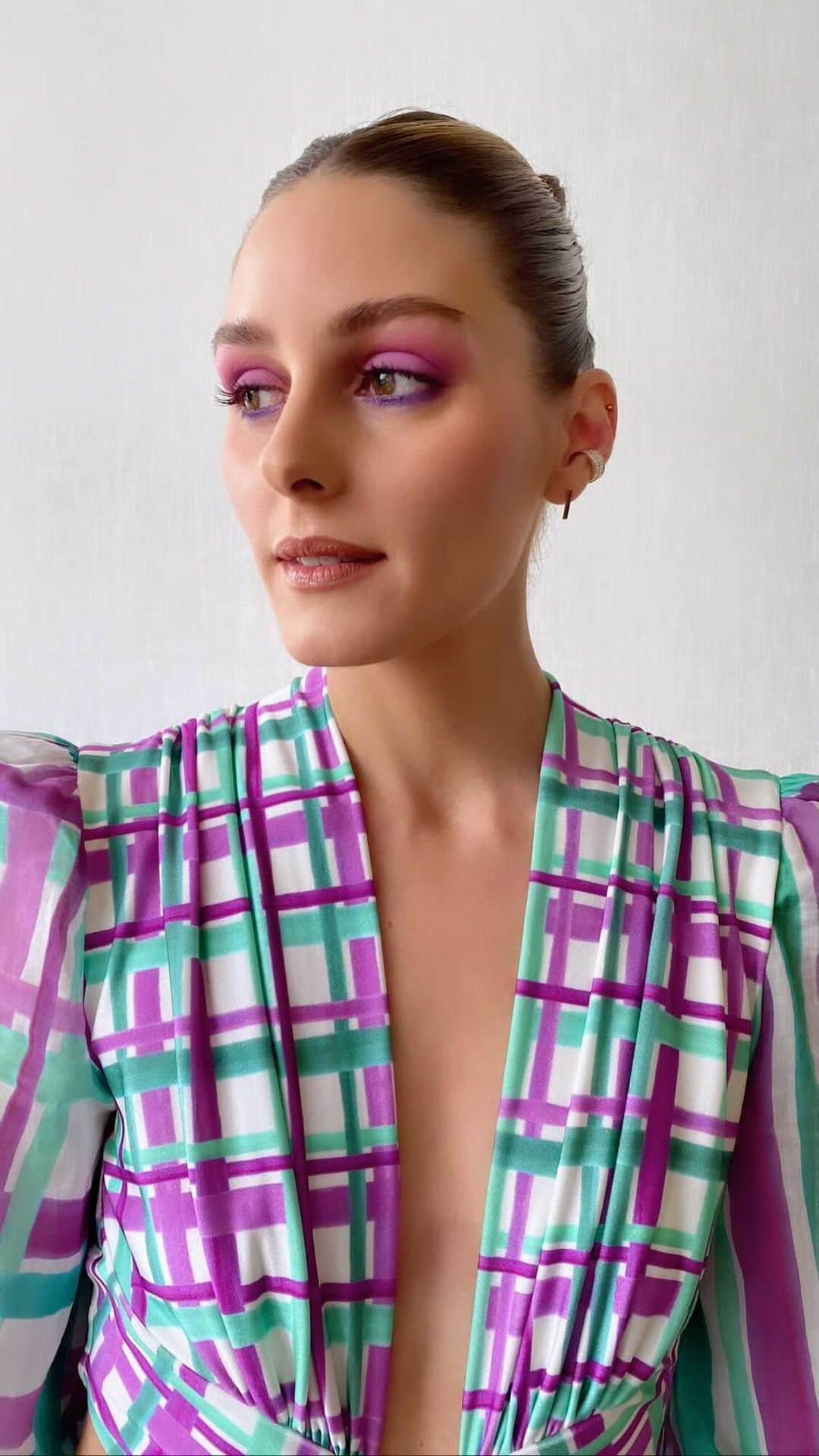 オリヴィア・パレルモのインスタグラム：「Get ready with me and the OG Glam Fam for Day 1 of #NYFW ✨⁣ ⁣ 💄: @danielmartin  💇🏼‍♀️: @themartyharper  👗: @patbo」