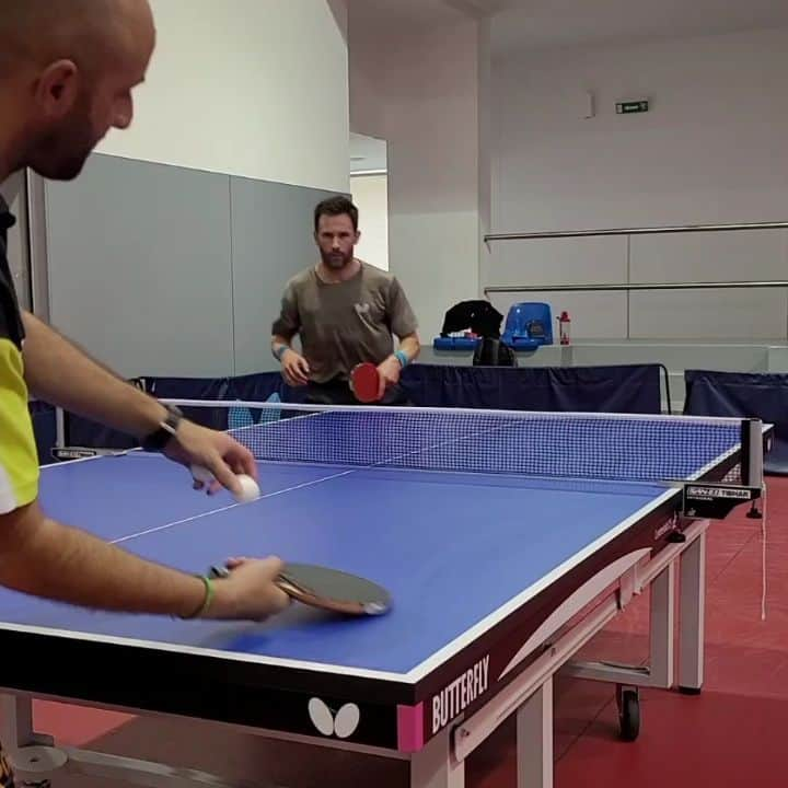 ジョアン・モンテイロのインスタグラム：「Working on forehand top spin step around technique on today's many balls practice with @xiko.santos 🦵🦾🏓 What you think guys? How does it look?   @academy.t.t.portugal  @butterflyttofficial  #practice#topspin#forehand#tabletennis#power」