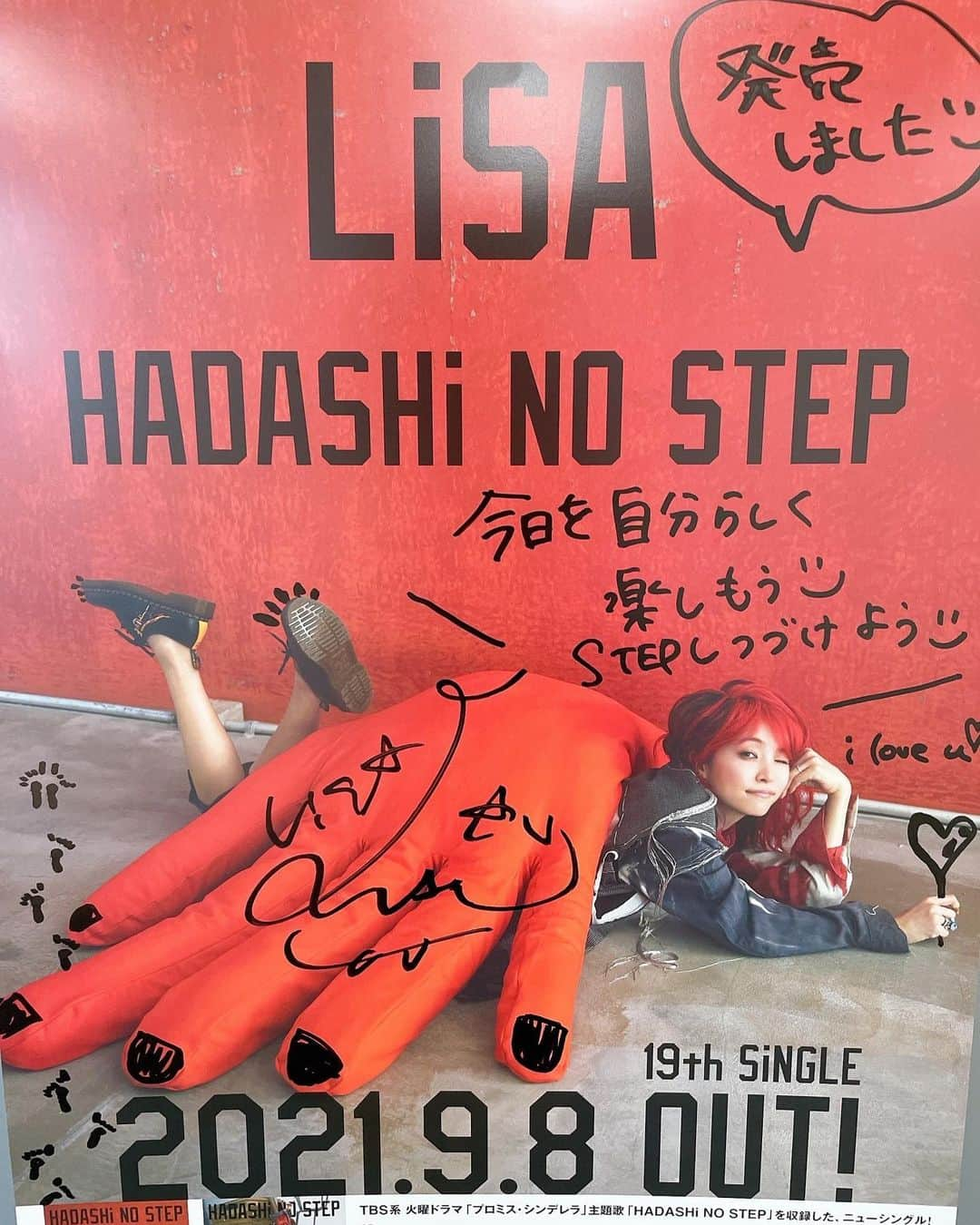 LiSAさんのインスタグラム写真 - (LiSAInstagram)「#ハダシノステップ　 の出張ポスターをみんなの街のお店に届けてもらいましたっ🐟🤟👣🧡 貴方の街のお店さんの展開をお裾分けありがとう☻どのお店も愛がすごい‥🧡ありがとうございます。 LiSA NEW SiNGLE「HADASHi NO STEP」ラブレター(CD)ゲットと一緒に、お店さんで見つけてくださいっ👣🧡🌻」9月9日 17時38分 - xlisa_olivex