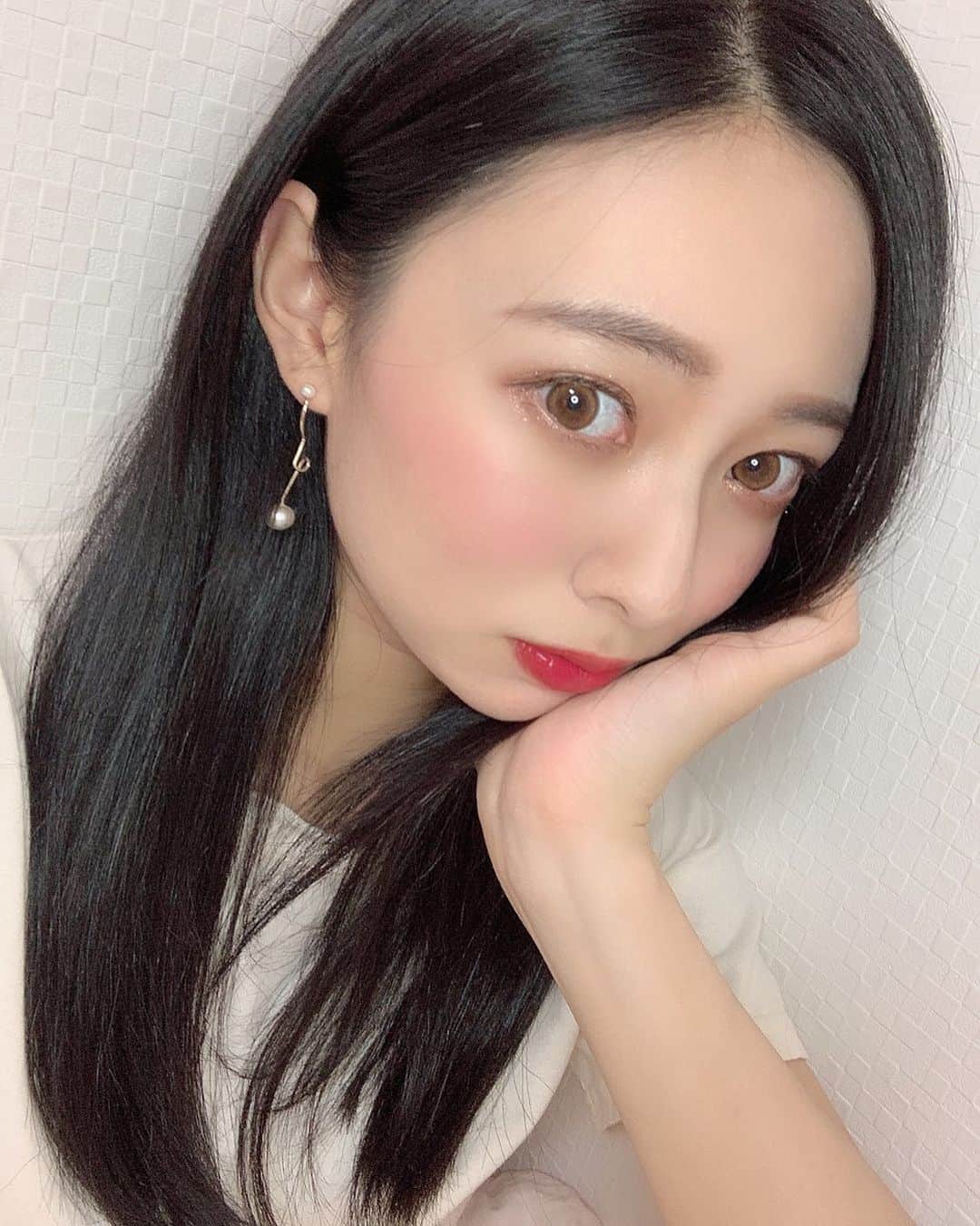 のインスタグラム：「訳あってこの夏はバタバタしてしまって、ずっと美容室行けてなかったけど、前にようやく行けて、髪の毛ブッ生き返った✌︎('ω'✌︎ )💓 安定の　@kobayashi.hiroto918 さん！綺麗に整えてもらって、トリートメントで生き返らせてもらって、髪も染めてもらったー💙今月から店長なったらしい〜  #黒髪#黒髪ロング」
