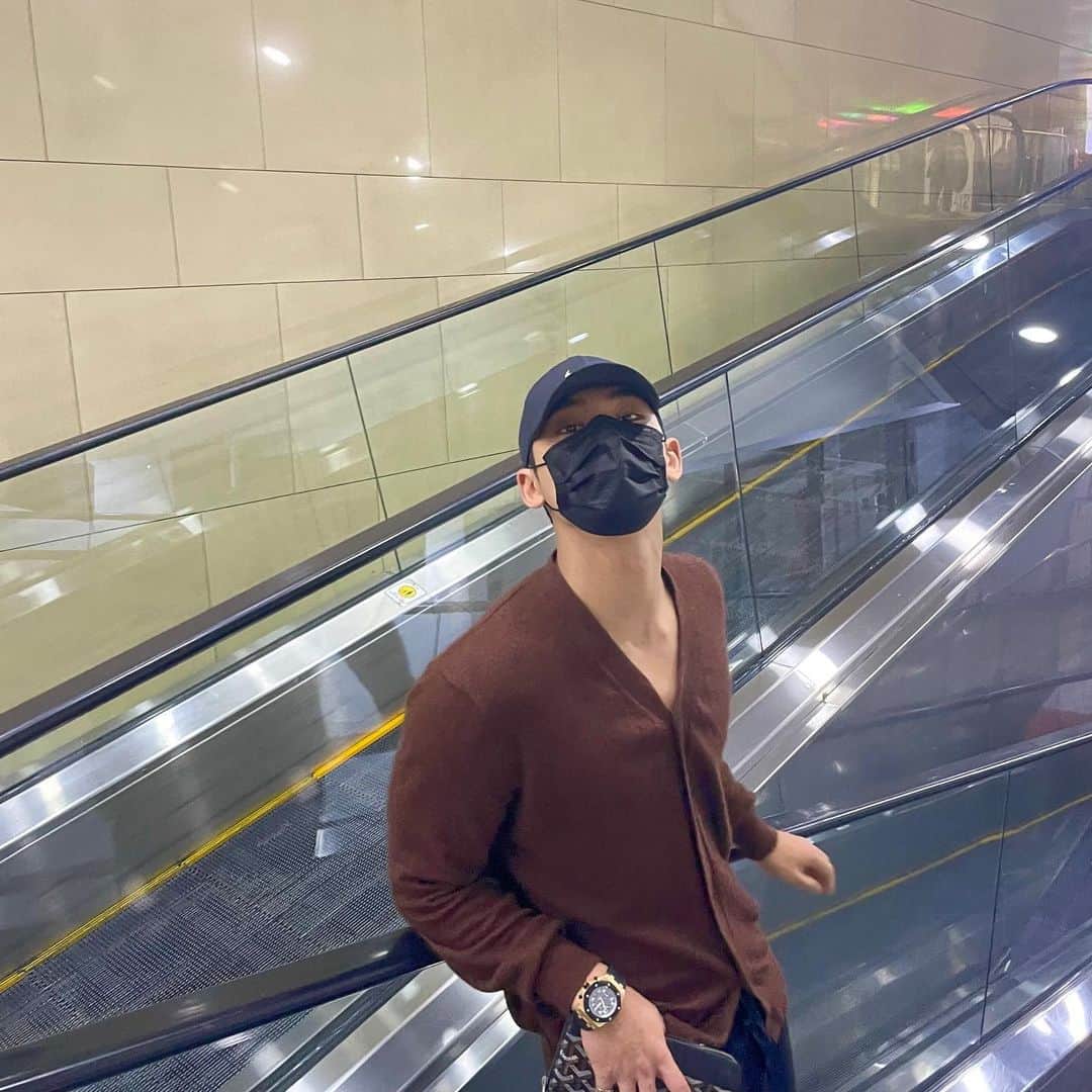 ミンギュのインスタグラム：「간만에 외출🤎🤎」