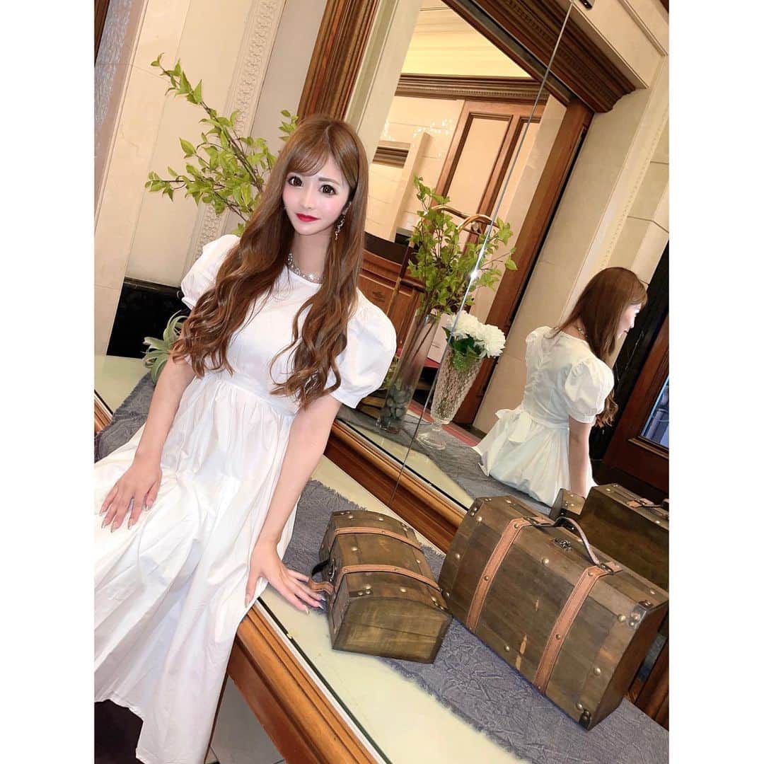 椿あいなのインスタグラム：「・ ・ ホテル可愛かった😍 ・ ・  #アフタヌーンティー #神戸 #ラスイート神戸  #afternoontea #peach #teatime  #summer #hotel #ホワイトコーデ」