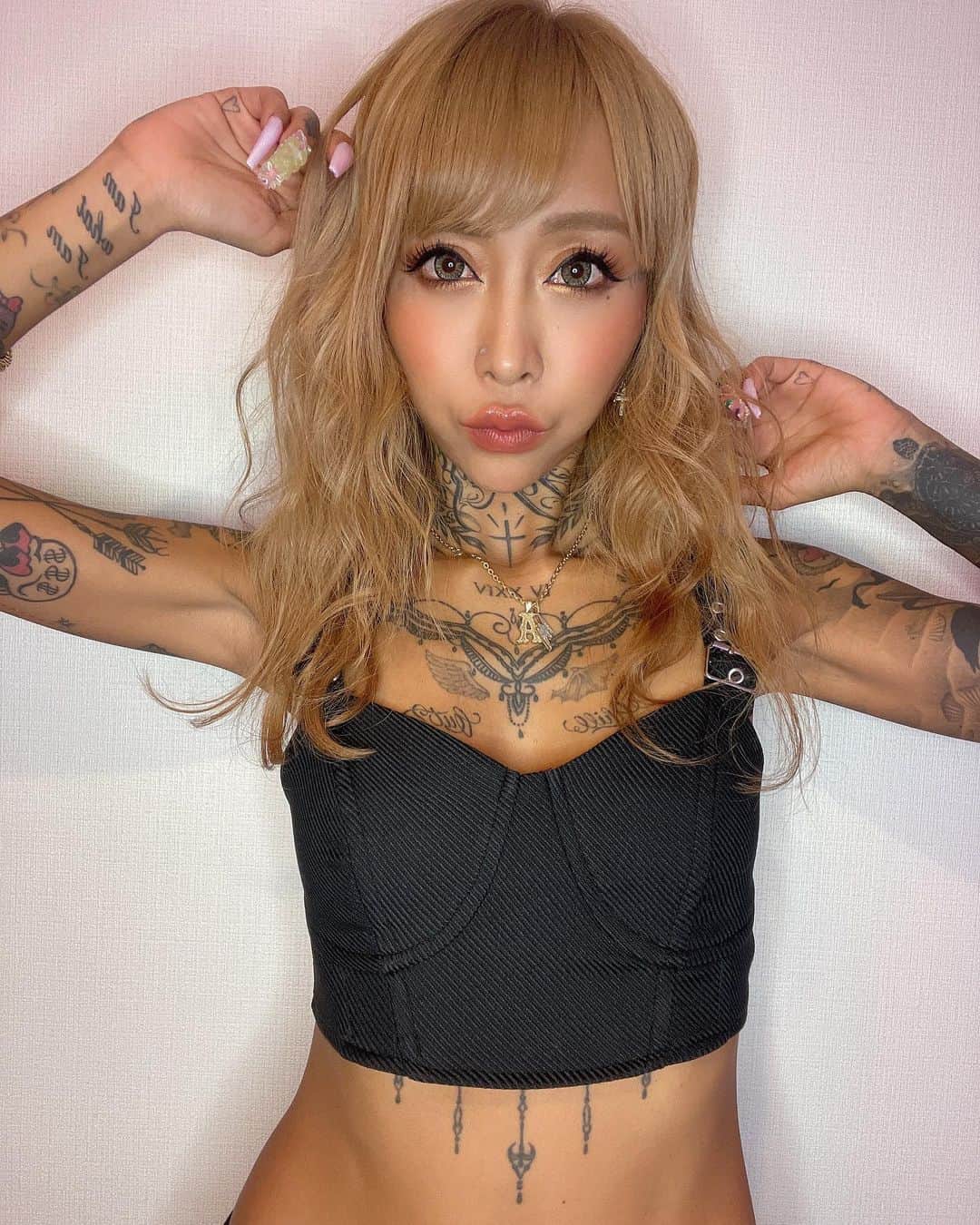 のインスタグラム：「.  New hair👱🏽‍♀️🌈  黒髪からここまで金髪に🧚‍♂️ さすが @rollen_official  ブリーチ2回してサイドは刈り上げ3ミリ🤟🏾 そしてかなり伸びてこれ地毛🥰  @ken11rollen   ありがとうございました💜  #ROLLEN #rollen #newhair #金髪　#blondehair」
