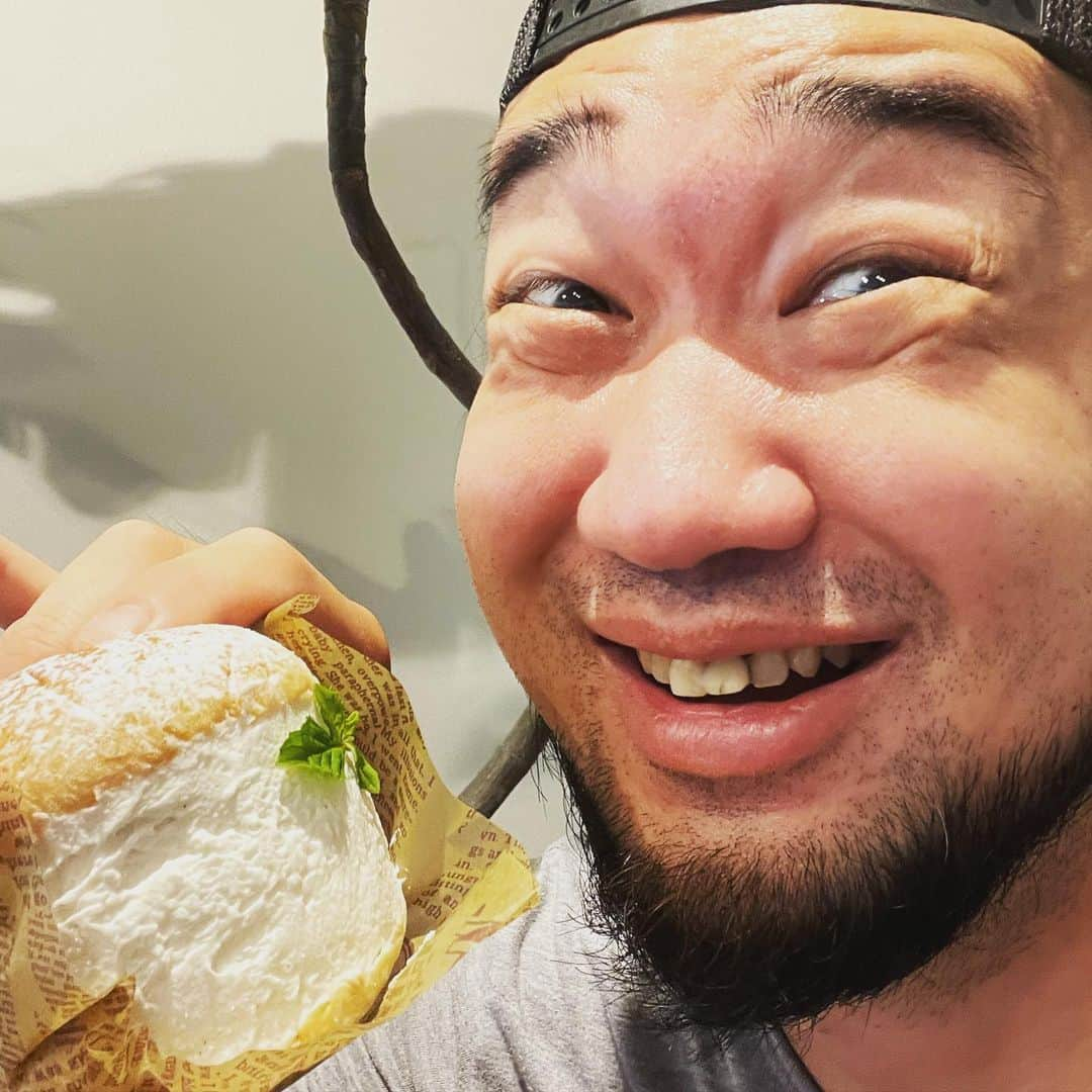 シバターさんのインスタグラム写真 - (シバターInstagram)「パンの中 クリームたくさん 入ってる これが流行りの マリトッツォ」9月9日 18時25分 - jtshibata