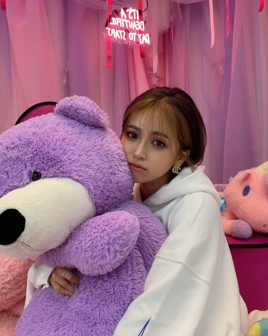 のインスタグラム：「最近のひらぬまの美容事情 眉毛&マツエクは　@salon__ef__official  カラコンは　@candymagic_official （これはSHIMMERBROWN） 髪の毛は　@fhitoshi08  ハイフは　@alu_beauty_   これでひらぬまの首から上はほぼ完成👏」