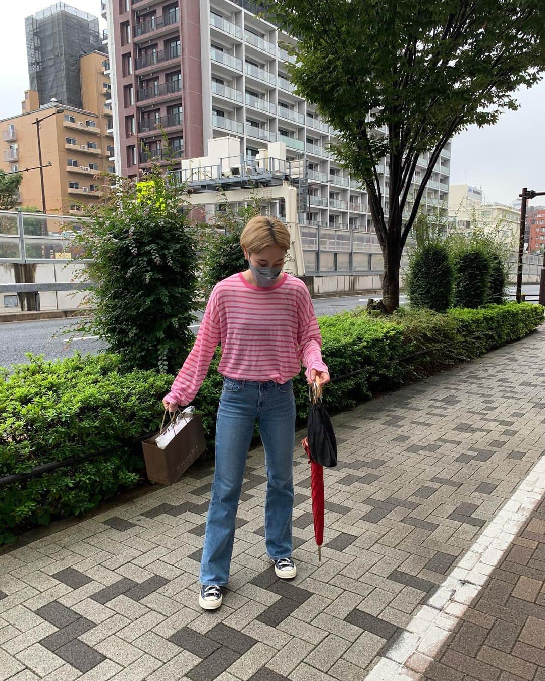 宮崎早織のインスタグラム：「この涼しさずっと続いてほしい💙💙 ピンクのロンTかわゆゆゆゆ とってもきやすいよ❤️」