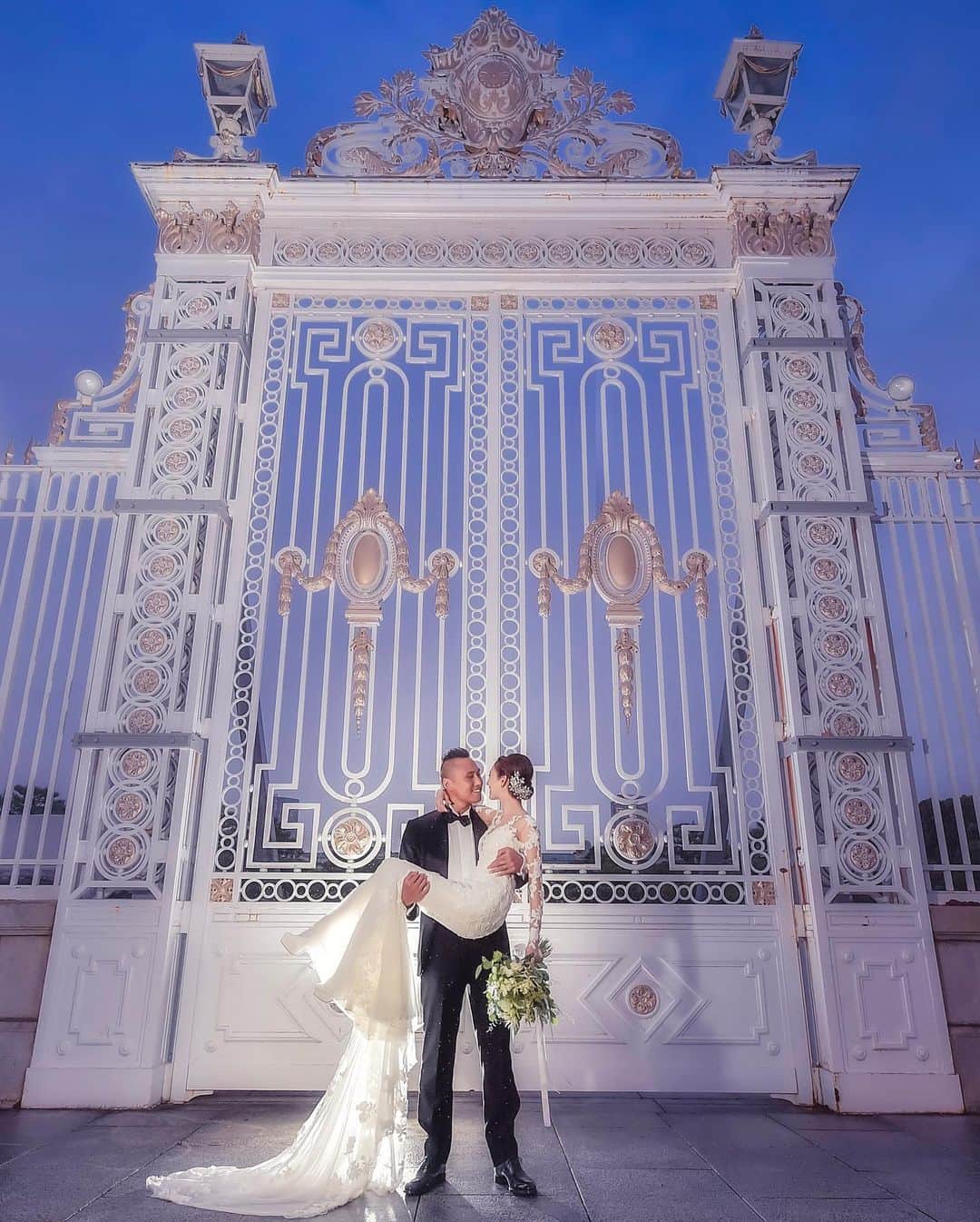 おのののかのインスタグラム：「＊ 去年の今頃、 大丸東京のウェディングバザールで購入した ATELIER PRONOVIASのドレス👗✨  レンタルするよりお得で、 自分ピッタリのサイズにお直ししてもらい すごく綺麗に着ることができました✨  参考にしてくれた花嫁さんもたくさんいたみたいで とっても嬉しかったなぁ、、🥺💕  またこのドレス着られるのを目標に 産後ダイエット頑張ろーっと✊笑」