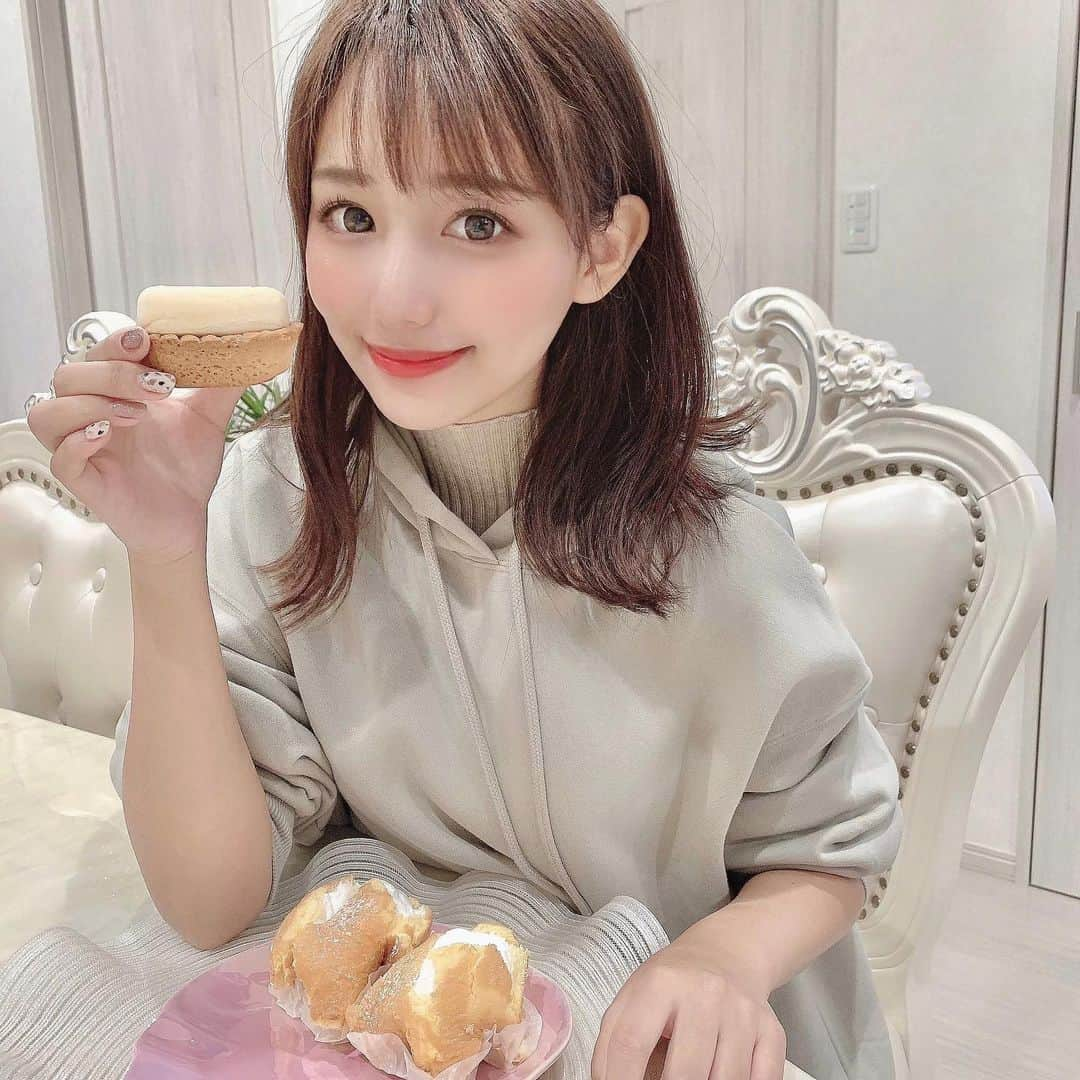 加藤里奈さんのインスタグラム写真 - (加藤里奈Instagram)「⋆  おうちでカフェタイム❥  大好きな、@conaffetto_cake のチーズタルトとケーキを食べたよ〜🧀  〻サクッとあとのせチーズタルト 食べる直前に、タルトの上にクリームチーズを乗せるから、タルトがサックサクなんです🥺 業界初らしい！ お店の味レベルで美味しかった🥲❤︎  ねっとり濃厚なクリームに、瀬戸内レモンの風味が香って、めちゃめちゃ美味しい〜 あっという間になくなりました。。笑  7/1〜の新商品みたいです！  〻たっぷりクリームの手包みケーキ ふわふわのスポンジに、ホイップクリームが合わさったケーキ🍰 これも甘さ控えめで美味しかったー😭✌︎  今なら公式アカウントでプレゼントキャンペーンを実施しているみたいなので、是非チェックしてみてね✌︎  #サクッとあとのせチーズタルト #たっぷりクリームの手包みケーキ #コンアフェット #イーストナイン #sponsored #スイーツ　 #ケーキ　 #コンビニスイーツ　 #おやつ　 #チーズタルト」9月9日 18時56分 - katoco0326