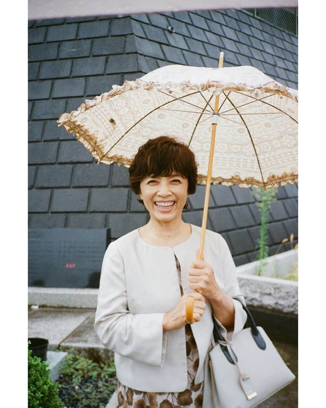 新木優子さんのインスタグラム写真 - (新木優子Instagram)「郁恵さん♡ いつもチャーミングでキュート素敵な笑顔で現場を明るく照らして下さいました😌 またどこかで必ずご一緒できますように☺️」9月9日 19時20分 - yuuuuukko_
