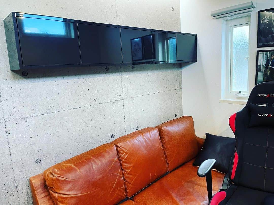 RYUのインスタグラム：「RYUの新居紹介  仕事部屋に壁付け収納棚を設置。 カメラ系の機材を全部収納できました。  DIYでいけるかと思ったんですが どう考えても無理そうだったので ハウスメーカー経由で大工さんに依頼。  大工さんでも普通に1時間かかったし めっちゃ大変そうだったので 依頼して良かったな〜と思いました。  作業してくれた大工さんの息子さんが 今年高校一年生らしくて、サッカー部だと いう話を聞きました。  僕も高校の頃は毎日サッカーに 明け暮れていたので、 どこの高校か聞いてみたら...  僕の母校でした。世界は狭い！ ちなみに今、母校のグラウンドは 人工芝になっているらしいです。  俺たちの時は思いっきり土だったのに。。。 毎日洗濯大変だったんだぞ！！！(母が)  許せねえ！絶対に許せねえ！！！ 絶対許さねえドンサウザンドォォォォ！！！  #ryuの新居紹介  #防音室 #ゲーム実況部屋」