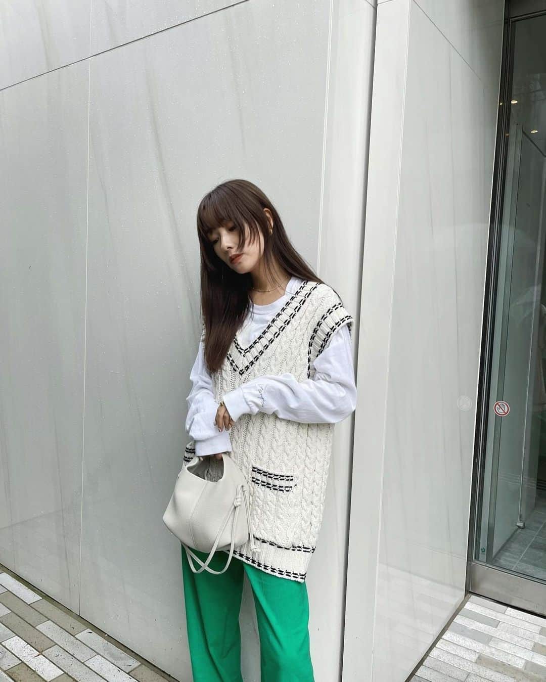 前田希美（まえのん）さんのインスタグラム写真 - (前田希美（まえのん）Instagram)「先日YouTubeの ZARA LOOKBOOKで紹介した ZARAのニットベストを合わせました。  今は グリーンがトレンドなので🦖💚 カラーパンツを合わせてみました。  #のんの私服 #zaralookbook #zara  #code #fashion #ootd」9月9日 19時41分 - maeda_nozomi