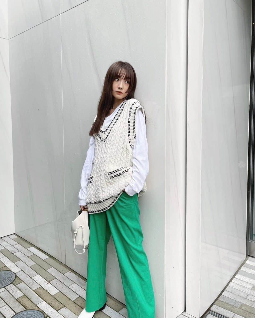 前田希美（まえのん）さんのインスタグラム写真 - (前田希美（まえのん）Instagram)「先日YouTubeの ZARA LOOKBOOKで紹介した ZARAのニットベストを合わせました。  今は グリーンがトレンドなので🦖💚 カラーパンツを合わせてみました。  #のんの私服 #zaralookbook #zara  #code #fashion #ootd」9月9日 19時41分 - maeda_nozomi