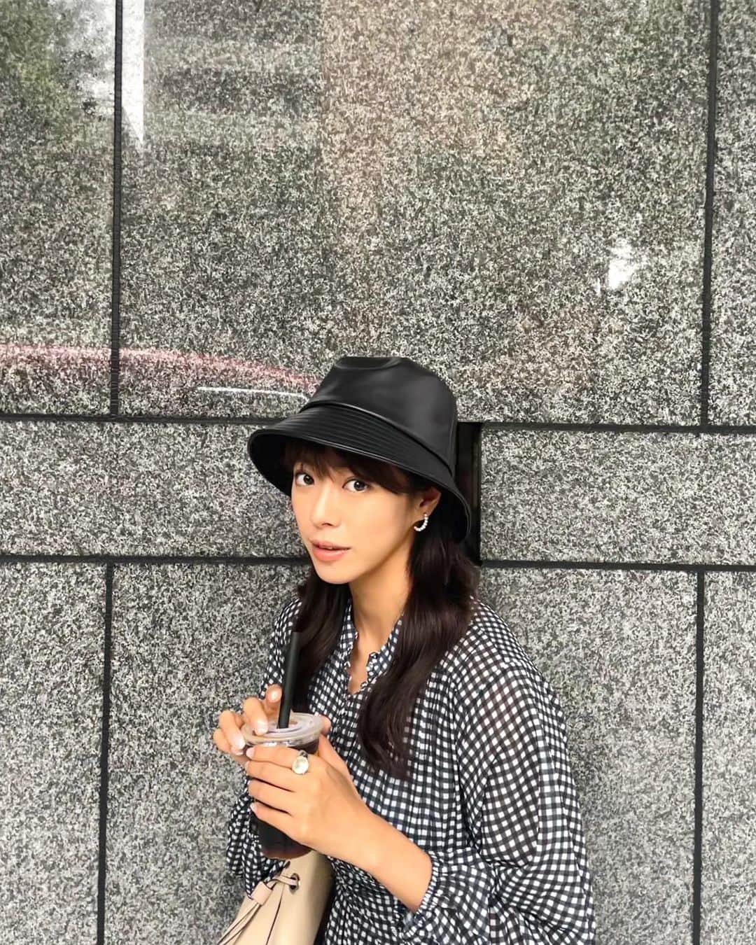 わちみなみのインスタグラム：「怯えてる🐶 友達の家に犬に会いに行った♡  ハットかぶってみたの 秋を感じてきたので、ワンピースも長袖にしちゃいました😌 @elendeek @esutoreja   あと、美容のことも。  @venus_beauty_clinic  でタブロゴールドしてきました。綺麗でスタッフの方も優しいので落ち着く空間🪞✨　  #秋だね」