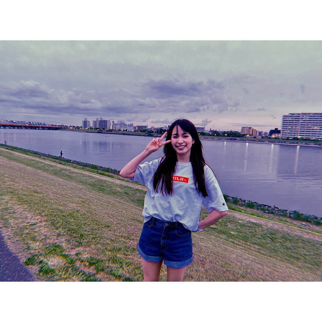 関水渚さんのインスタグラム写真 - (関水渚Instagram)「また、なぎさだよ🌼こんばんは🌼  八月は夜のバッティングセンターで。 最後までご覧いただき本当にありがとうございました。  仲村さんと、1ヶ月間ひたすら一緒にお芝居できたこと。 素敵なゲストの皆様とスタッフの皆様と一緒に作り上げたこの作品は私の宝物です。  そんな作品に皆様がInstagramやその他SNSで温かいコメントを下さったり、ドラマを毎週楽しみにしてくださったおかげで、私にとってより特別なキラキラした宝物になりました。  今回のドラマを通してさらにお芝居が楽しくなったし、このお仕事が心から大好きになりました。  これからも応援してくださる皆様と一緒に頑張って行けたらと思っています😊 本当にありがとうございました！！  life is baseball 臆せず前へ  #八月は夜のバッティングセンターで。 #ハチナイ」9月9日 19時35分 - nagisa_sekimizu