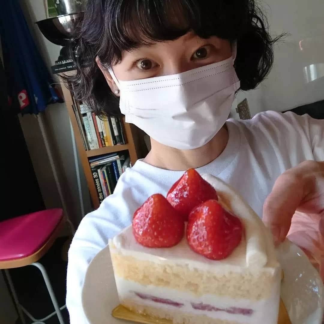 高橋靖子さんのインスタグラム写真 - (高橋靖子Instagram)「バイト先で、美味しいケーキを頂いた😋⤴️⤴️(勿論バイト先も緊急事態宣言をうけて休業中⤵️⤵️)やはりケーキはストロベリー🍓最高❤️ 《9月11日の静岡、10月3日の鳥取も公演中止になりました。残念です😢》 #吉本新喜劇  #よしもと新喜劇  #新喜劇  #緊急事態宣言延長  #ストロベリーケーキ」9月9日 19時43分 - oyasupororo