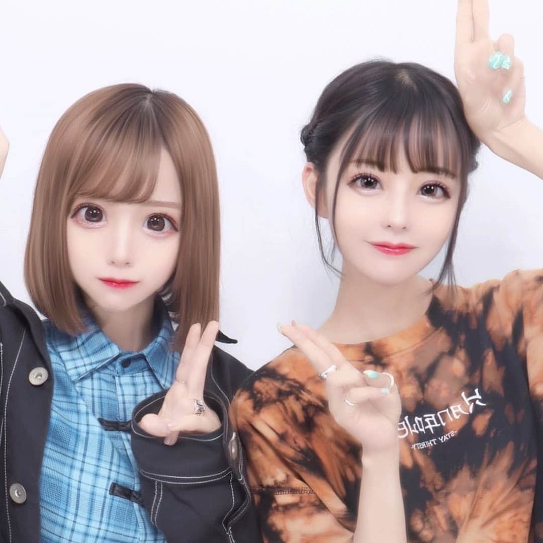 sarimaru(国木田さりまる)のインスタグラム：「アチキら永遠のギャル*:.｡. 💙🤍」
