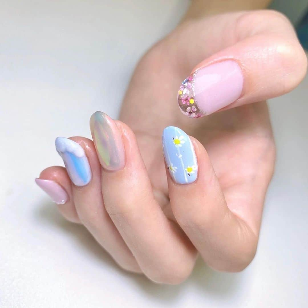 藤田いろはさんのインスタグラム写真 - (藤田いろはInstagram)「載せそびれてた最近のネイル💅✨ 1、２枚目のデザイン本当にお気に入りすぎて落とすの超惜しんだ😭😭😭爪伸びなきゃ良いのにー！ でも3枚目の今のネイルも大人っぽくて好き🐰💕 ⁡ @gingernail.tokyo さんはいつも私のふわっとした要望(キラキラしたいとか)に対して毎回想像以上のかわいいを更新してくるからつよい。 あと単純に毎回優しくて面白くて楽しくて大好き！ 私にとってとても癒し空間… ⁡ ⁡ ⁡ ⁡ ⁡ ⁡ ⁡ ⁡ ⁡ ⁡ ⁡ ⁡ ⁡ #東京ネイルサロン #花ネイル #ジェルネイル #キラキラネイル #押し花ネイル #手フェチ」9月9日 19時59分 - irohairo1151