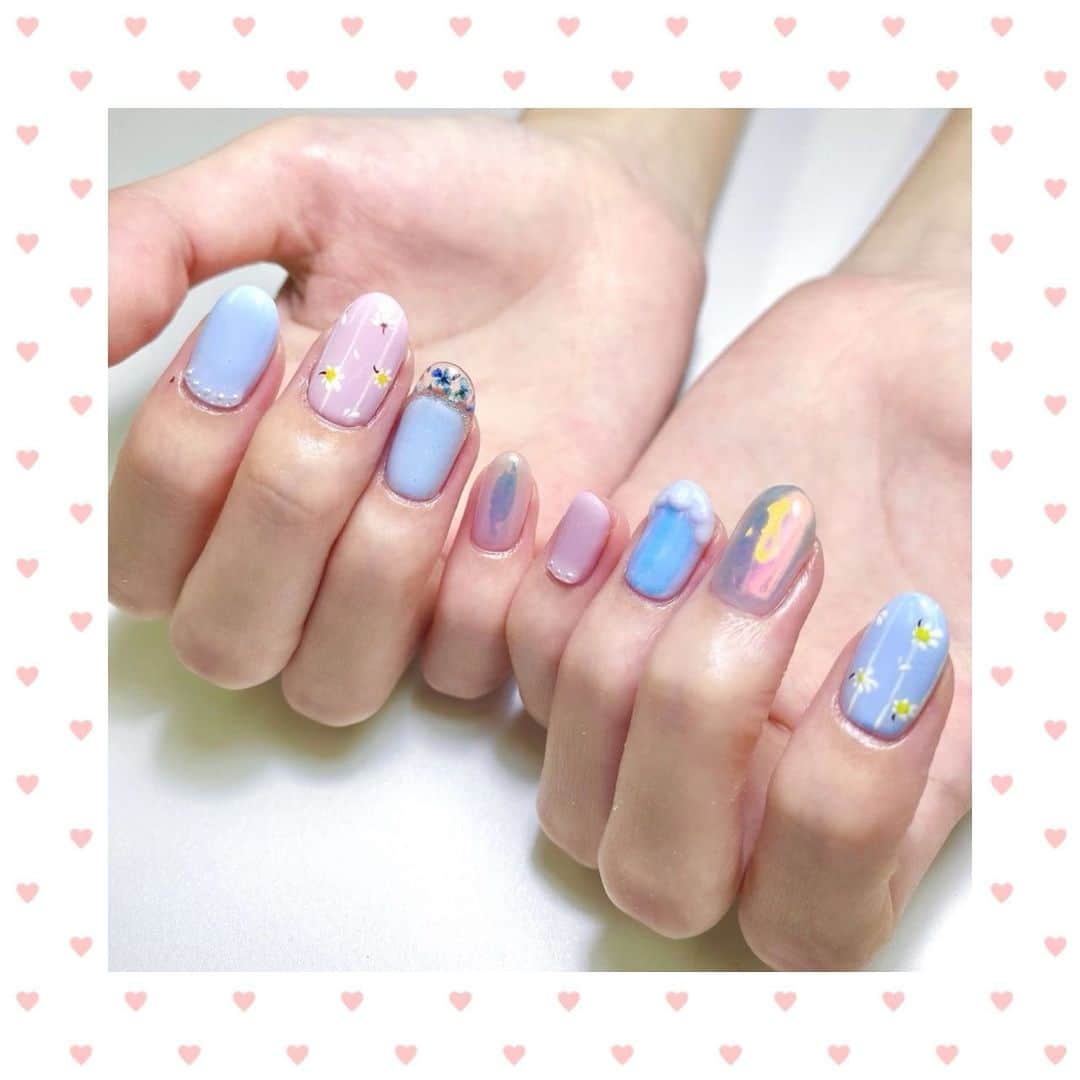 藤田いろはのインスタグラム：「載せそびれてた最近のネイル💅✨ 1、２枚目のデザイン本当にお気に入りすぎて落とすの超惜しんだ😭😭😭爪伸びなきゃ良いのにー！ でも3枚目の今のネイルも大人っぽくて好き🐰💕 ⁡ @gingernail.tokyo さんはいつも私のふわっとした要望(キラキラしたいとか)に対して毎回想像以上のかわいいを更新してくるからつよい。 あと単純に毎回優しくて面白くて楽しくて大好き！ 私にとってとても癒し空間… ⁡ ⁡ ⁡ ⁡ ⁡ ⁡ ⁡ ⁡ ⁡ ⁡ ⁡ ⁡ ⁡ #東京ネイルサロン #花ネイル #ジェルネイル #キラキラネイル #押し花ネイル #手フェチ」