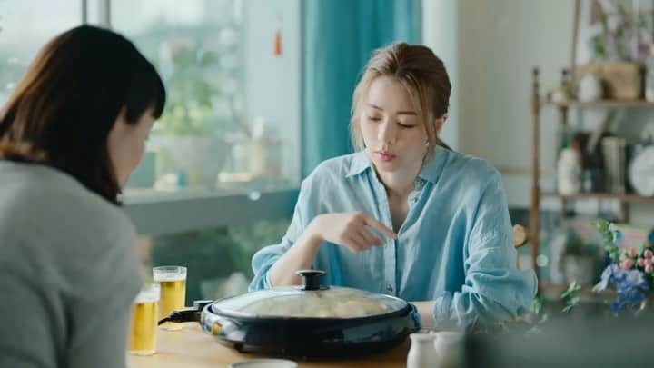 のインスタグラム：「大阪王将  本日どうしても伝えなければいけない事があるのですが、 『羽根つきスタミナ肉餃子』のTVCMが本日からO.Aになりました。 私は名古屋人ですが、CMでは 関西弁にチャレンジしています。 是非、Check してみてください！  私も自宅療養中、何回見れるか 数えようと思います 笑  フタ、水いらず、油がハネへんのが大阪王将やで  動画・写真提供: 大阪王将  Just started "Osaka-Osho"'s TV commercial from today !! Actually, I used to speaking Nagoya dialect but, I tried to speak Kansai dialect in that CM !! Please check it out !!  #大阪王将 #osakaosho #大阪王将冷凍餃子 #TVCM #20210909 #フタいらず #油がハネない #水もフタもいらんねん #油もハネへんねん #大阪王将なぜハネない #香里奈 #karina #🥟 #20210909」