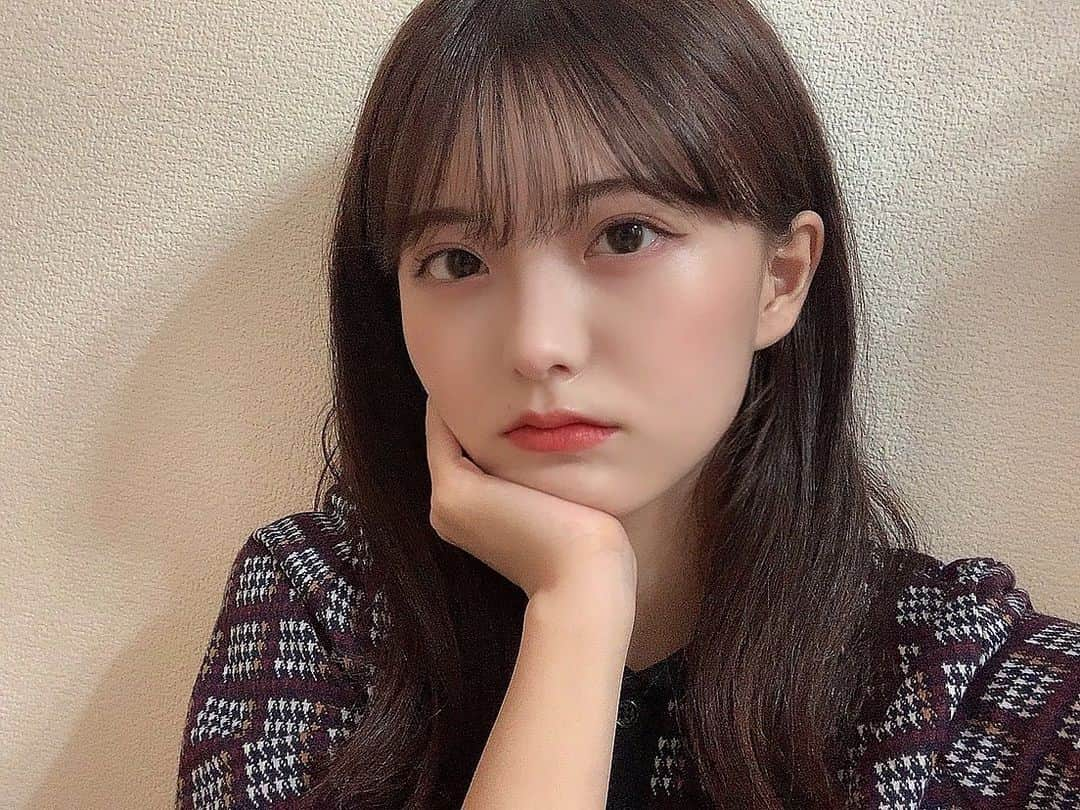 小柴美羽さんのインスタグラム写真 - (小柴美羽Instagram)「.  前髪が伸びてまたこういう前髪ができるようになった〜 前髪が整ってる時とまつ毛が上がってる時は気分が上がる💖  . #レトロコーデ #韓国ヘア #シースルーバング #韓国コスメ #アイドル #셀카 #셀피 #좋아요 #오오티디 #데일리 #데일리룩 #MERY #mery女子 #petrel_jp #sucle #bis_web #rili_tokyo #girly #ガーリー」9月9日 20時26分 - miu_koshiba