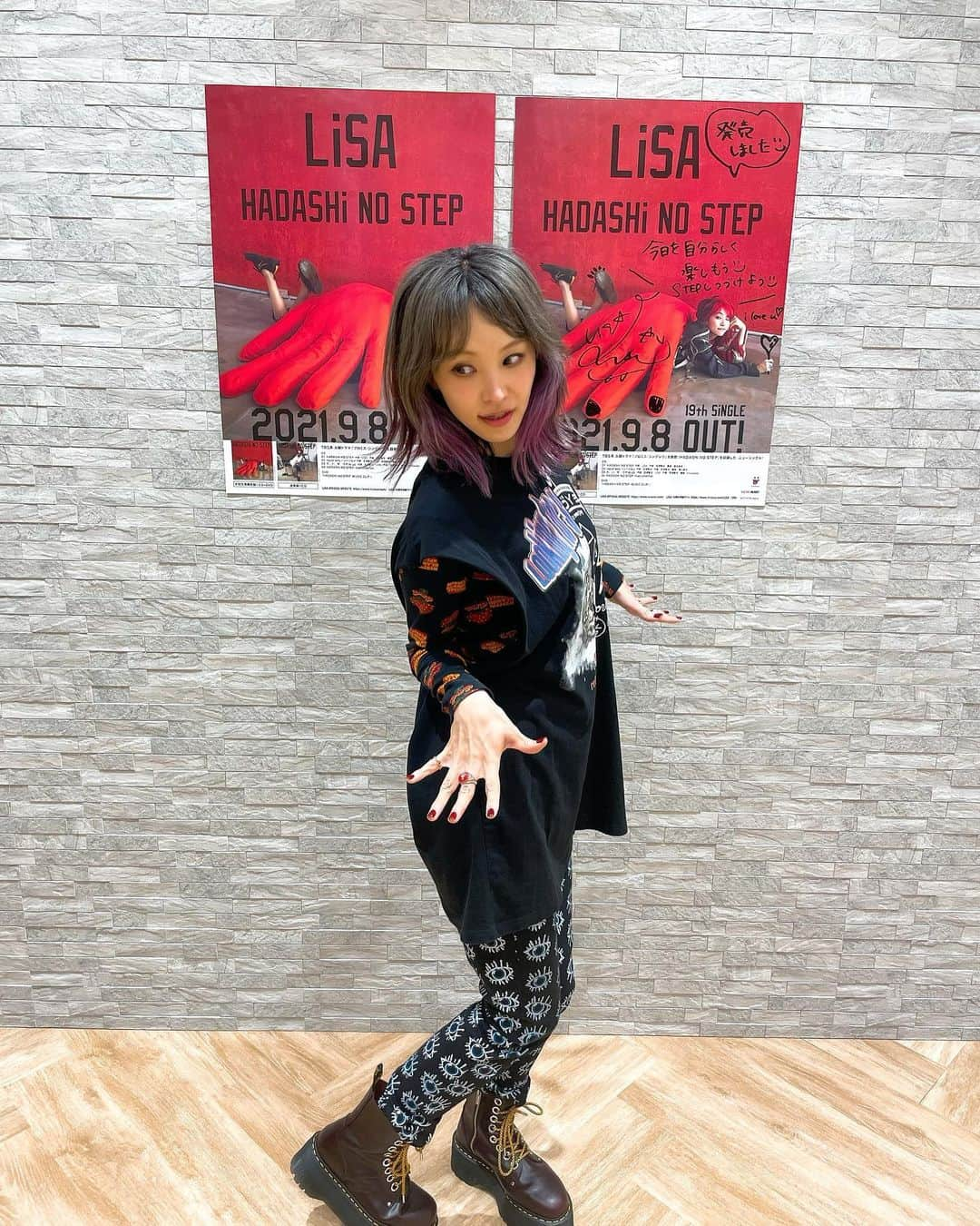 LiSAさんのインスタグラム写真 - (LiSAInstagram)「あせだくぅ〜😂 久しぶりのインスタライブ緊張したぁ〜😂 ダンスレクチャーなかなか難しいね🕺💃上半身だけでも覚えると楽しいので、是非　#ハダシノステップ  一緒に踊ってね〜🤟 ぐだぐだインスタライブ残しておくね☻ 来てくれた皆ありがとうございました🤟🧡 TikTok https://t.co/Tg2GoaACg7?amp=1  ①ゆらゆら ②ゆらゆら ③おばけおばけ ④おばけおばけ ⑤抱きしめてたいよね ①ゆらゆら ②ゆらゆら ⑥ひらく ⑦おさかなおさかなおさかなおさかな ⑧みぎ、ぱぱっ ⑨ひだり、ぱぱっ ⑧みぎっ ⑩あいらびゅー」9月9日 20時39分 - xlisa_olivex