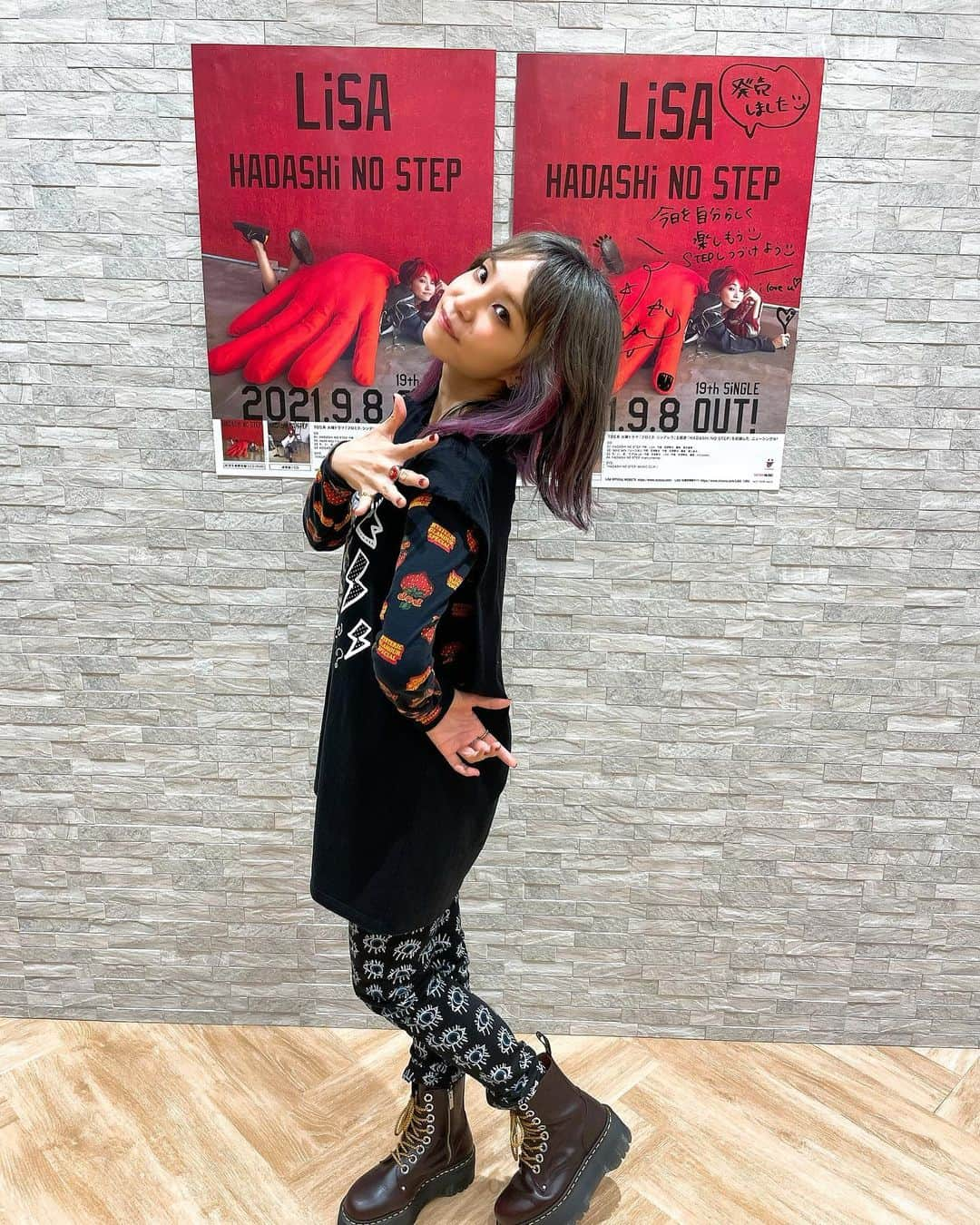 LiSAさんのインスタグラム写真 - (LiSAInstagram)「あせだくぅ〜😂 久しぶりのインスタライブ緊張したぁ〜😂 ダンスレクチャーなかなか難しいね🕺💃上半身だけでも覚えると楽しいので、是非　#ハダシノステップ  一緒に踊ってね〜🤟 ぐだぐだインスタライブ残しておくね☻ 来てくれた皆ありがとうございました🤟🧡 TikTok https://t.co/Tg2GoaACg7?amp=1  ①ゆらゆら ②ゆらゆら ③おばけおばけ ④おばけおばけ ⑤抱きしめてたいよね ①ゆらゆら ②ゆらゆら ⑥ひらく ⑦おさかなおさかなおさかなおさかな ⑧みぎ、ぱぱっ ⑨ひだり、ぱぱっ ⑧みぎっ ⑩あいらびゅー」9月9日 20時39分 - xlisa_olivex