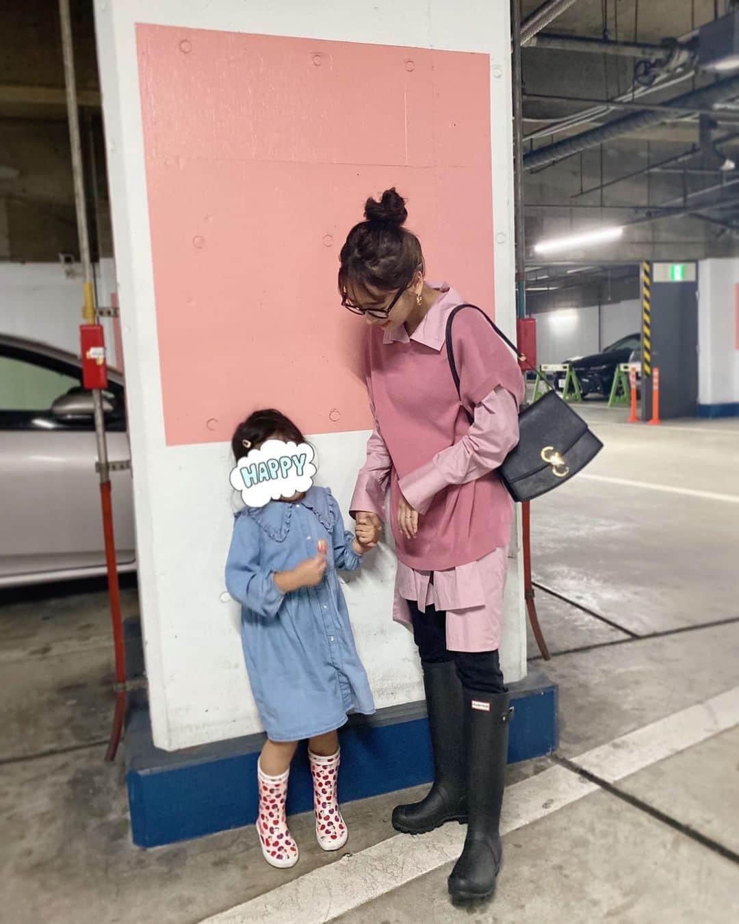 近藤千尋のインスタグラム：「雨でもブーツでも おしゃれしたいや〜ん💞な ピンクの日でした🍒 娘ちゃんも @aigle の AJUGA.セレクトのレインブーツ✨ おしゃれに夢中な4歳児 ああ、かわいいなぁ🤍🤍🤍 お仕事ついてきてくれてさんきゅっ🦩」